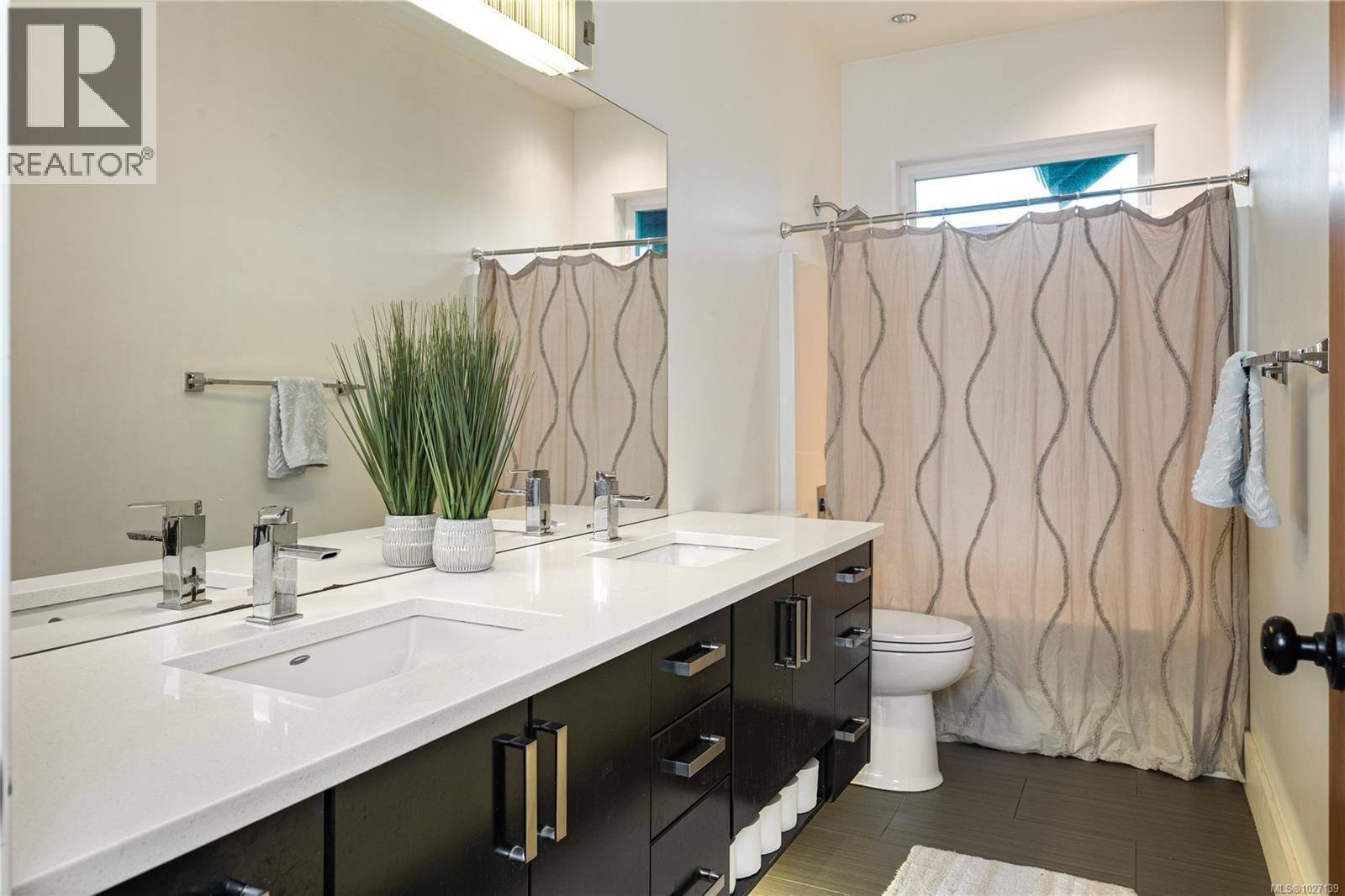 1674 TRUMPETER CRESCENT Image 17