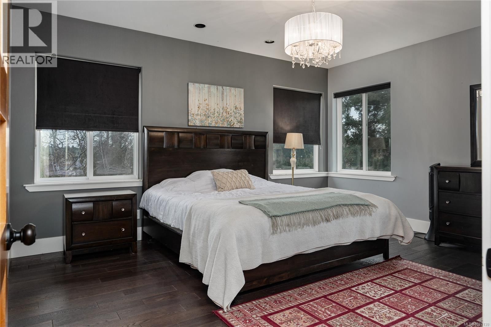 1674 TRUMPETER CRESCENT Image 18