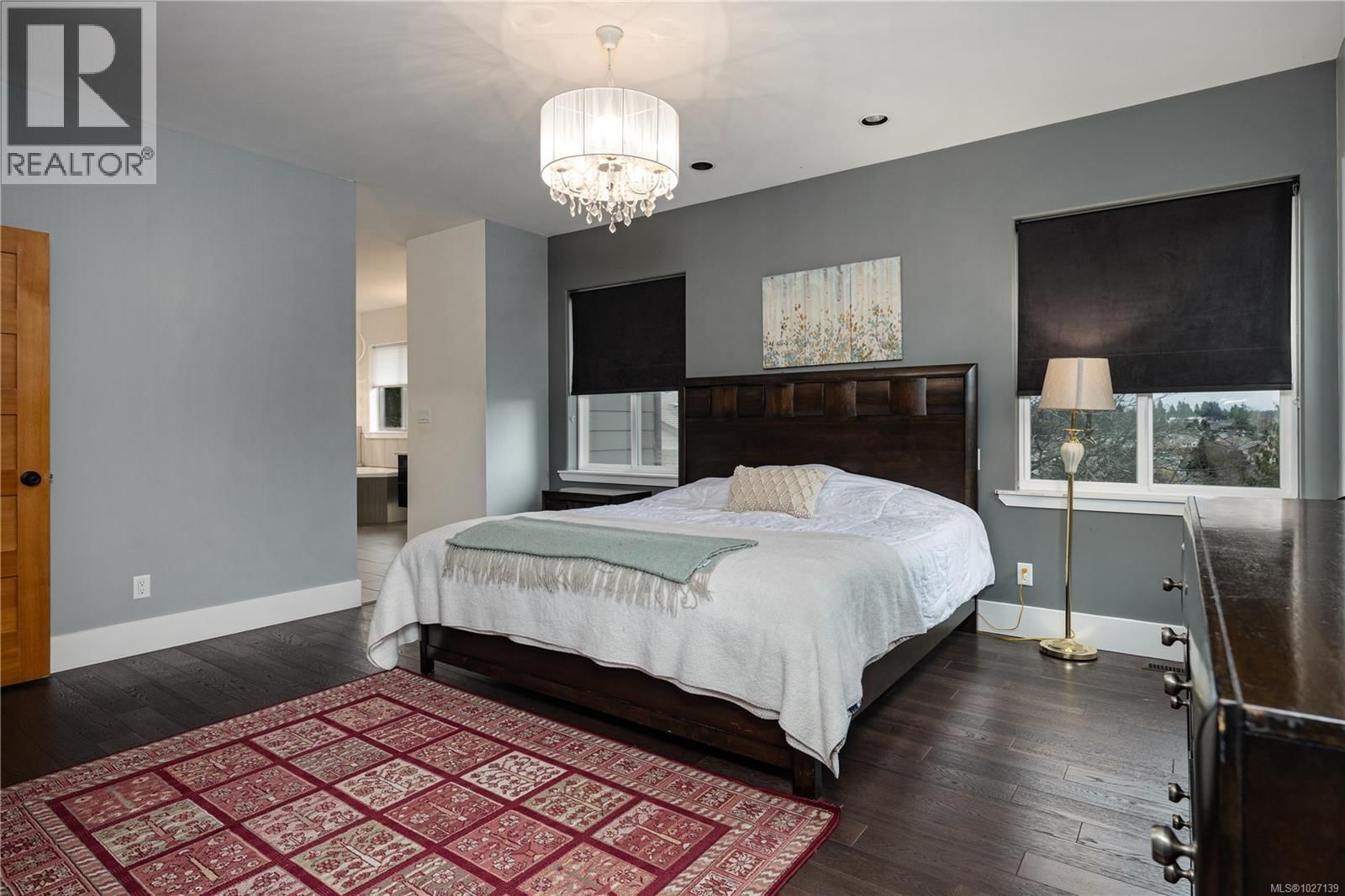 1674 TRUMPETER CRESCENT Image 19