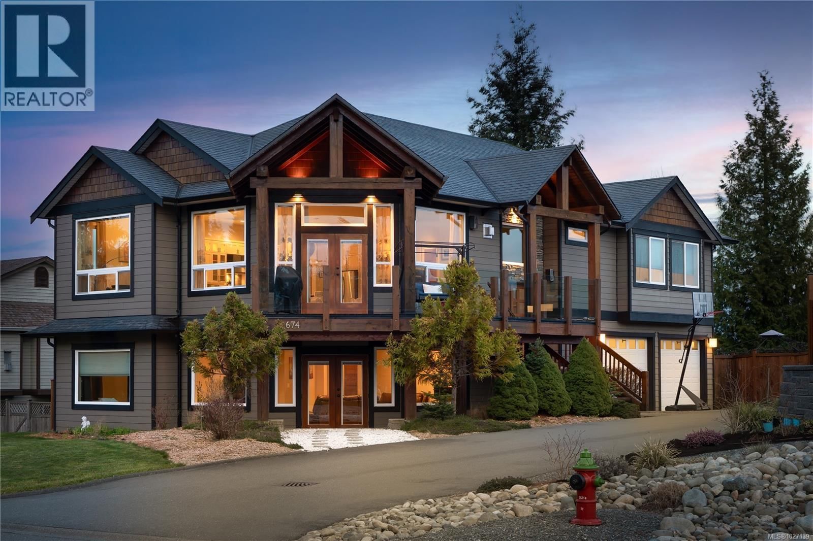 1674 TRUMPETER CRESCENT Image 2