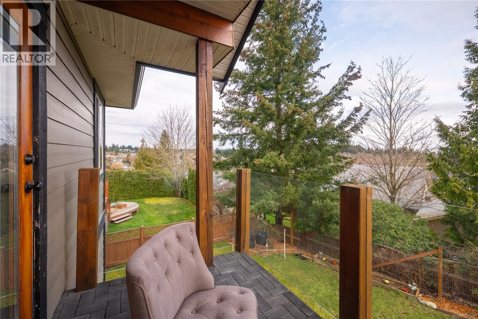 1674 TRUMPETER CRESCENT Image 20