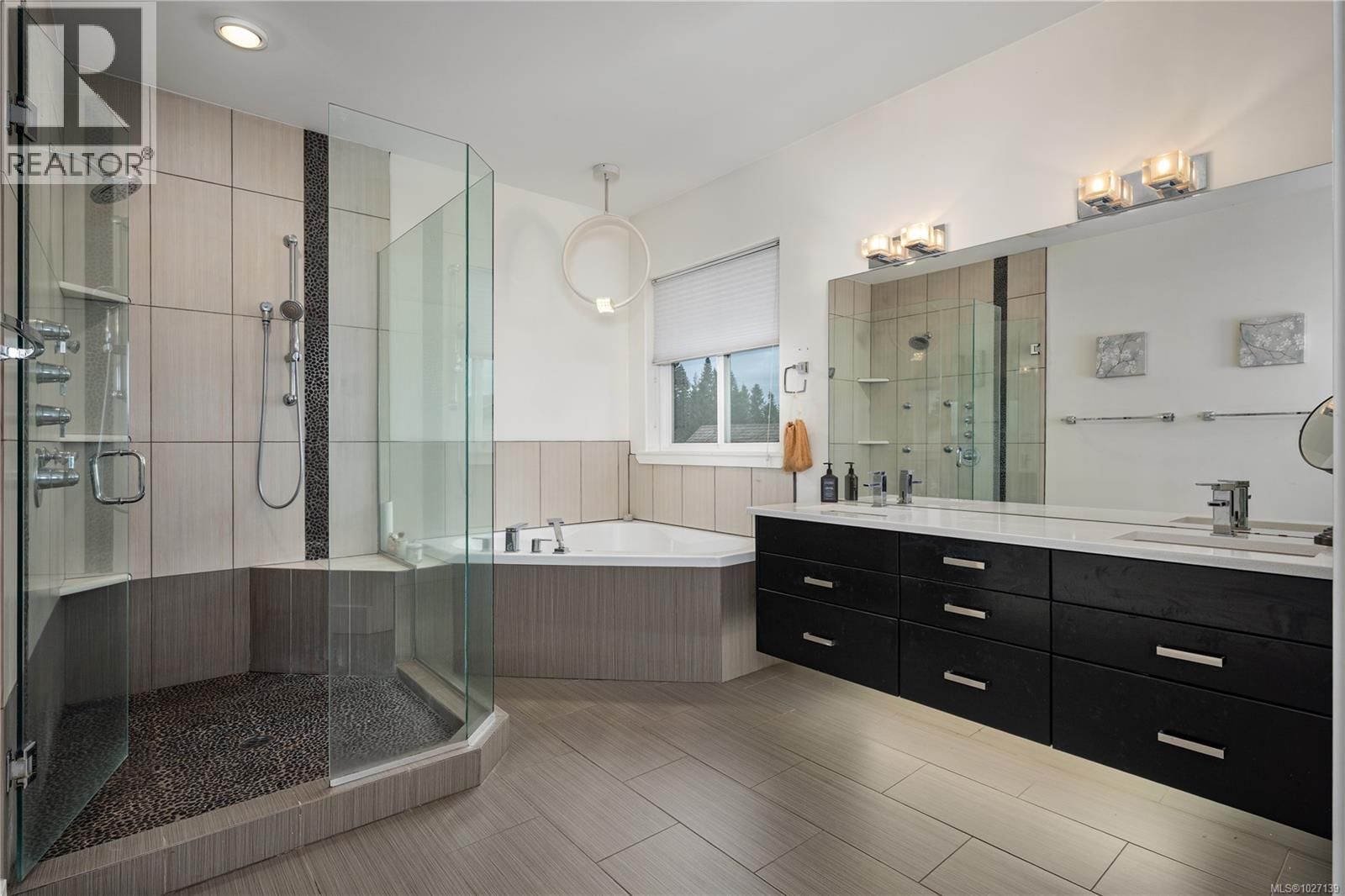 1674 TRUMPETER CRESCENT Image 21