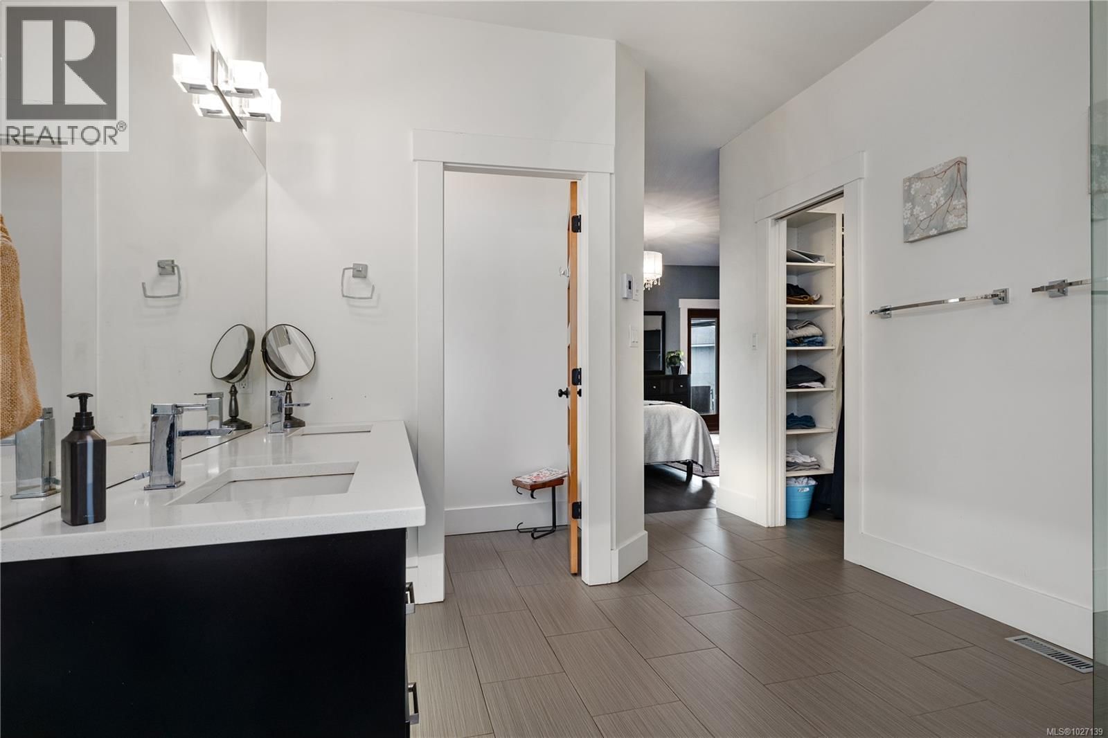 1674 TRUMPETER CRESCENT Image 22