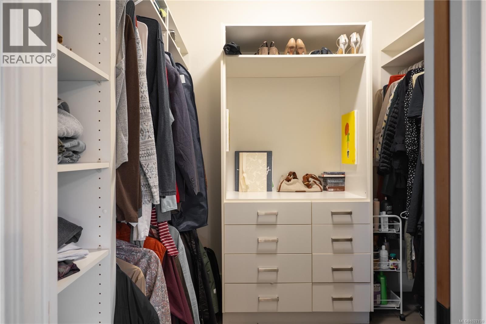 1674 TRUMPETER CRESCENT Image 23