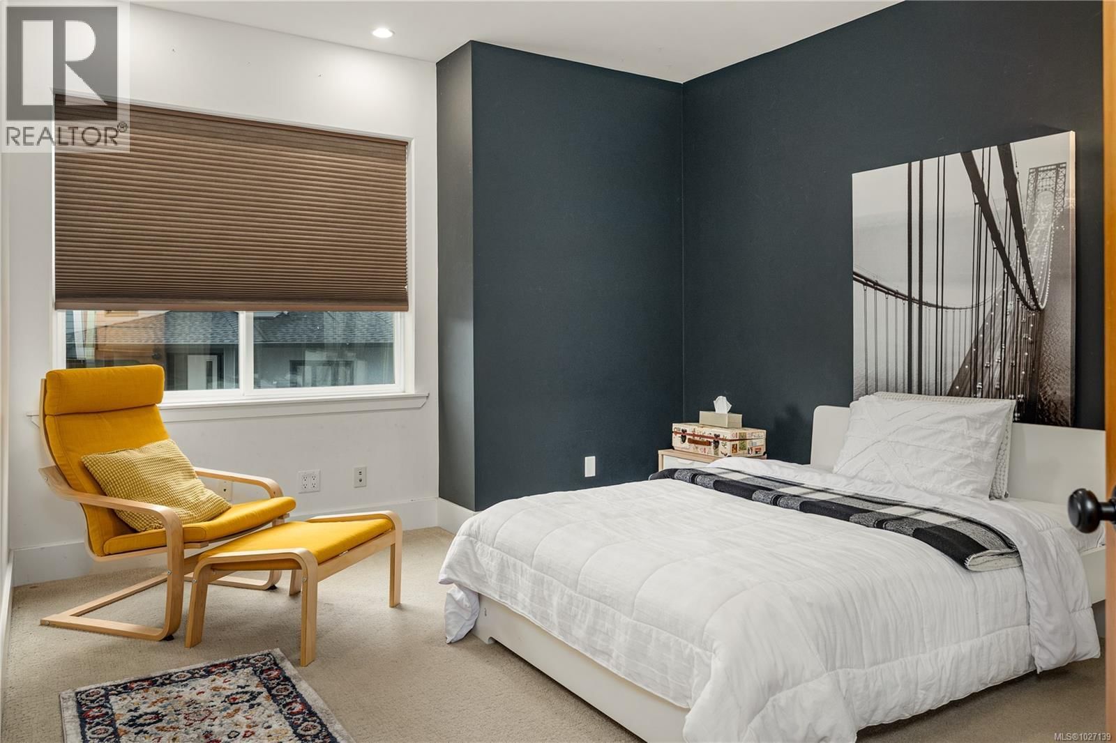 1674 TRUMPETER CRESCENT Image 24