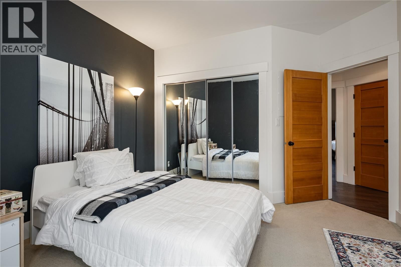 1674 TRUMPETER CRESCENT Image 25