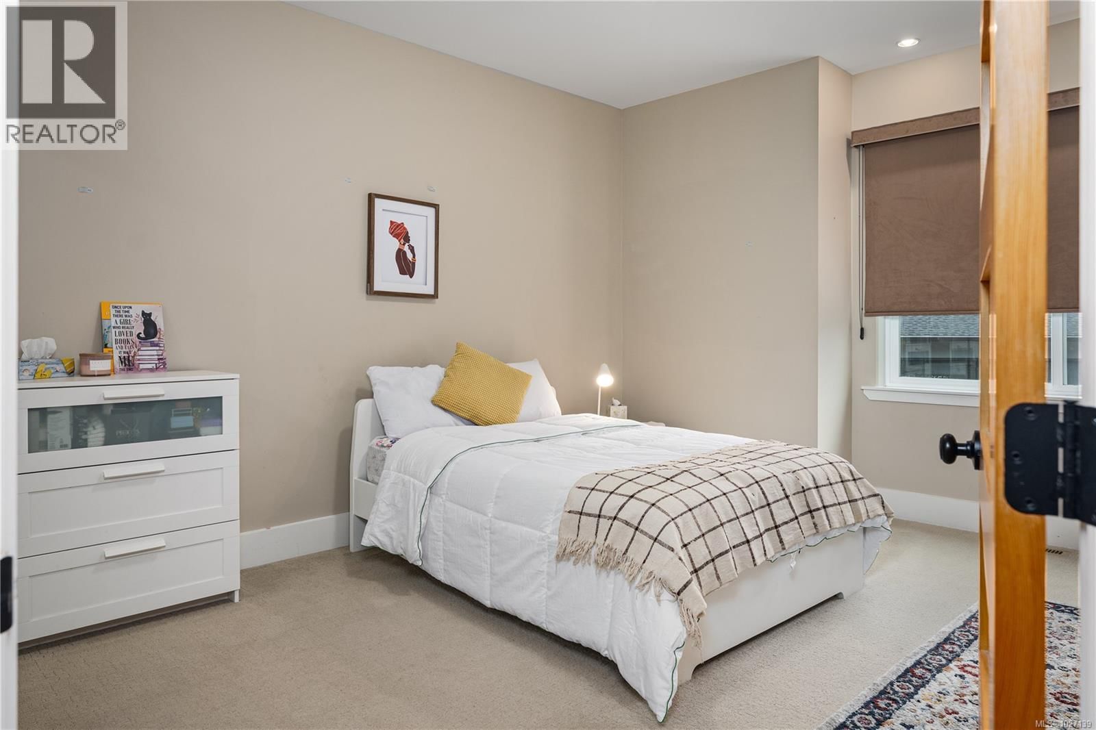 1674 TRUMPETER CRESCENT Image 26