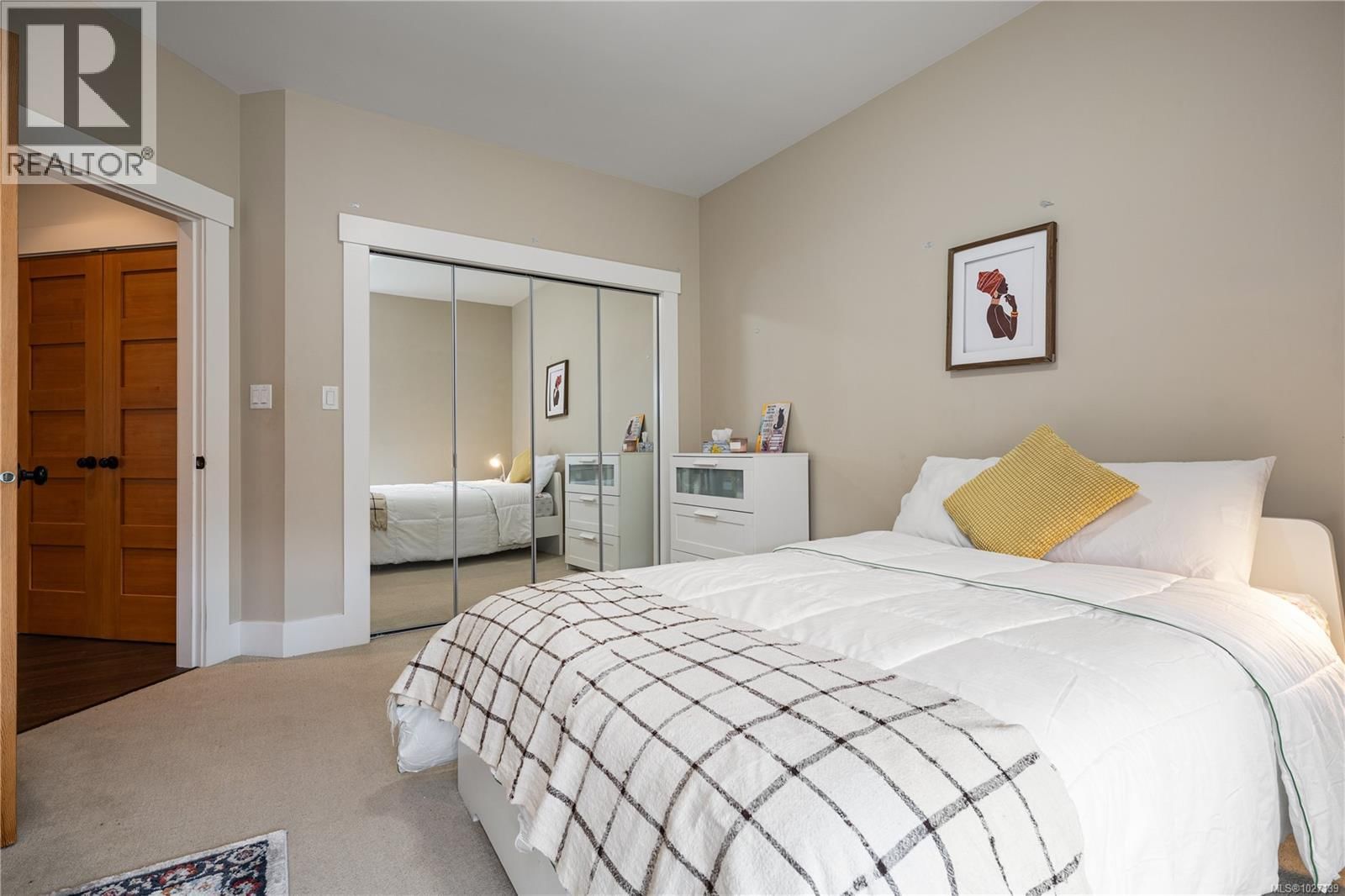 1674 TRUMPETER CRESCENT Image 27