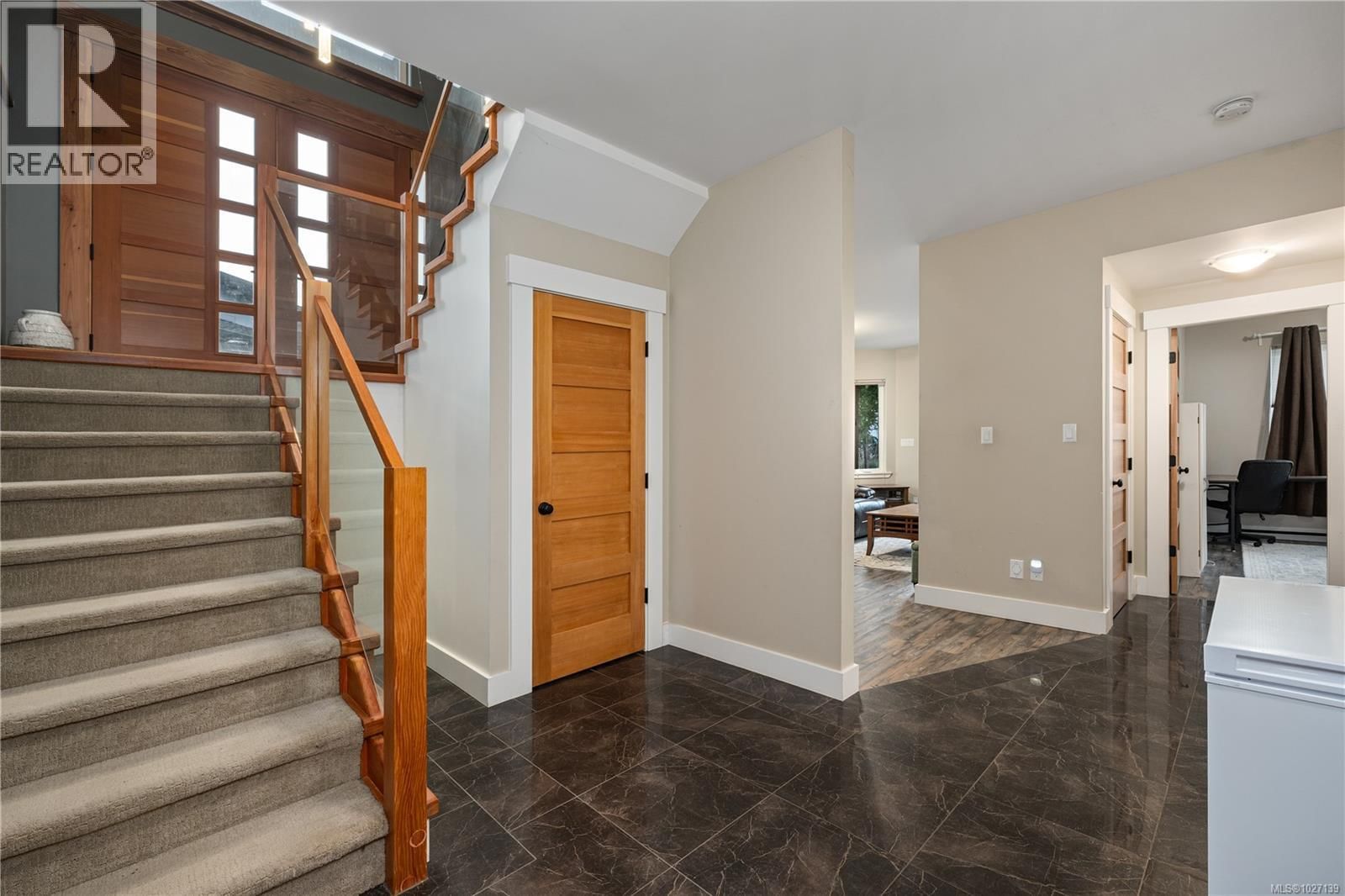 1674 TRUMPETER CRESCENT Image 28