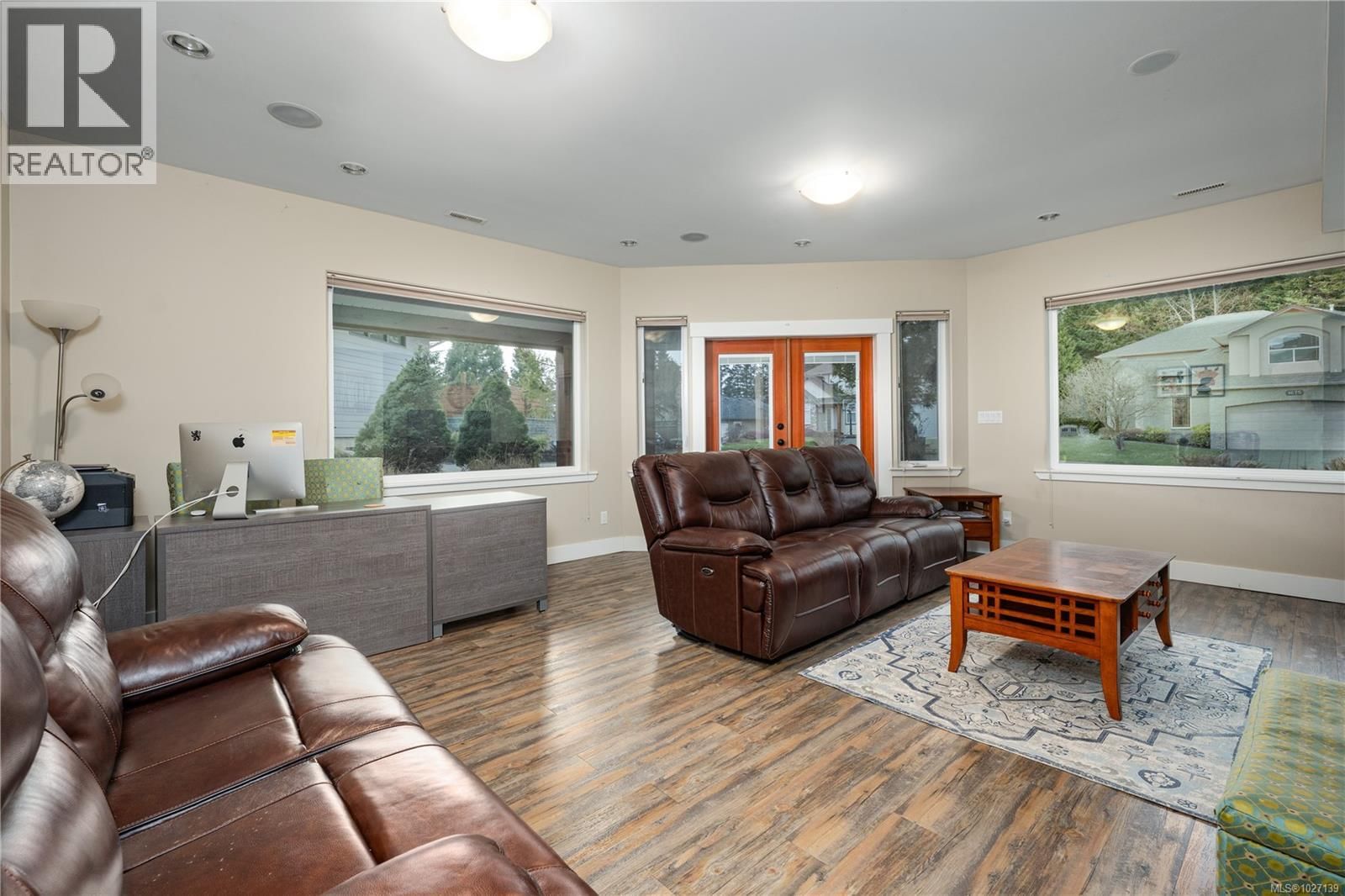 1674 TRUMPETER CRESCENT Image 30