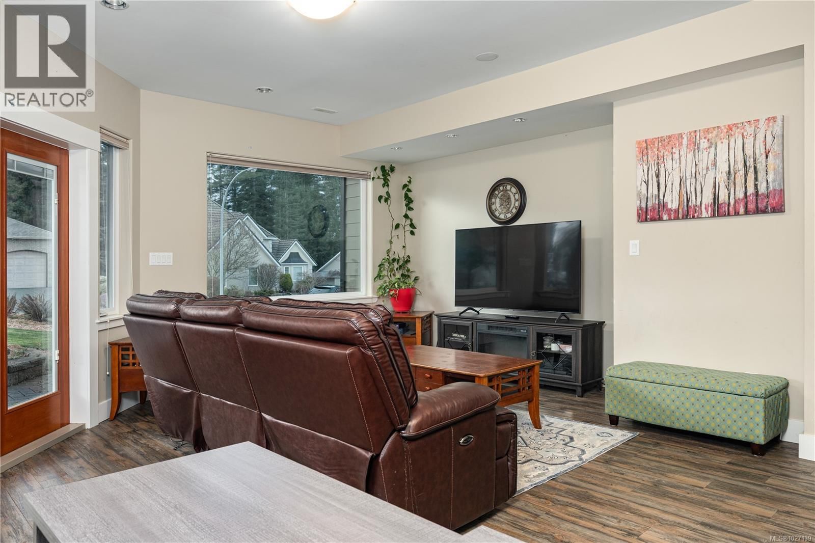 1674 TRUMPETER CRESCENT Image 31