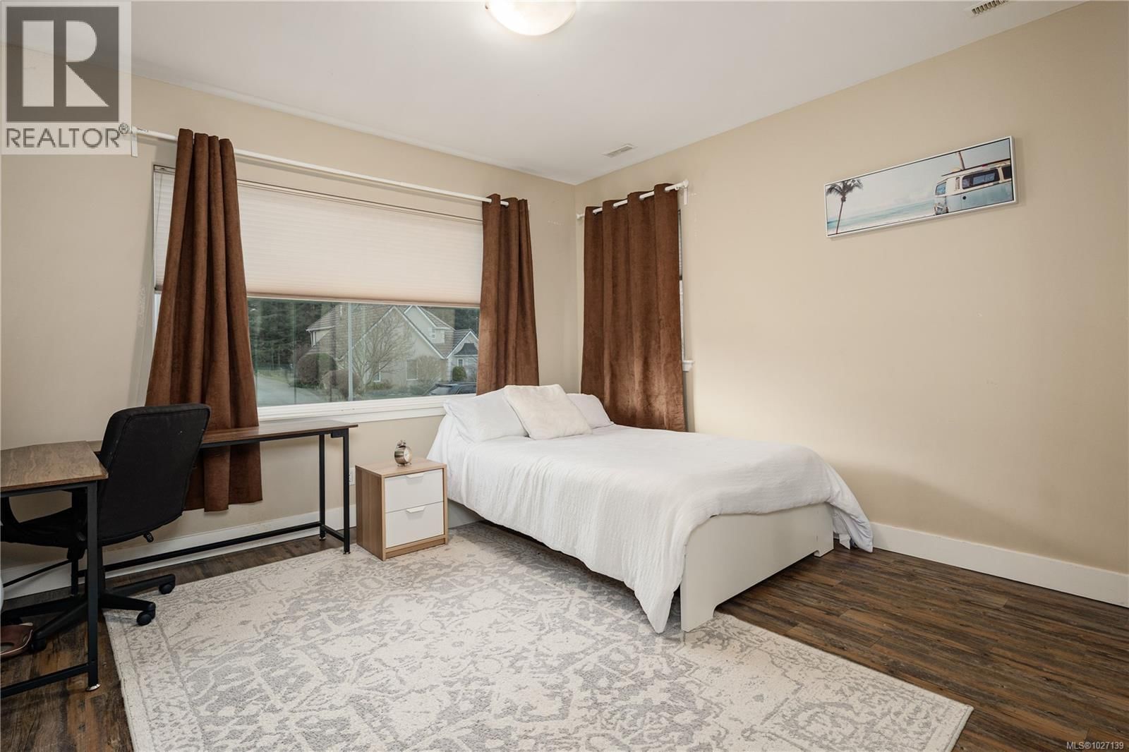 1674 TRUMPETER CRESCENT Image 32