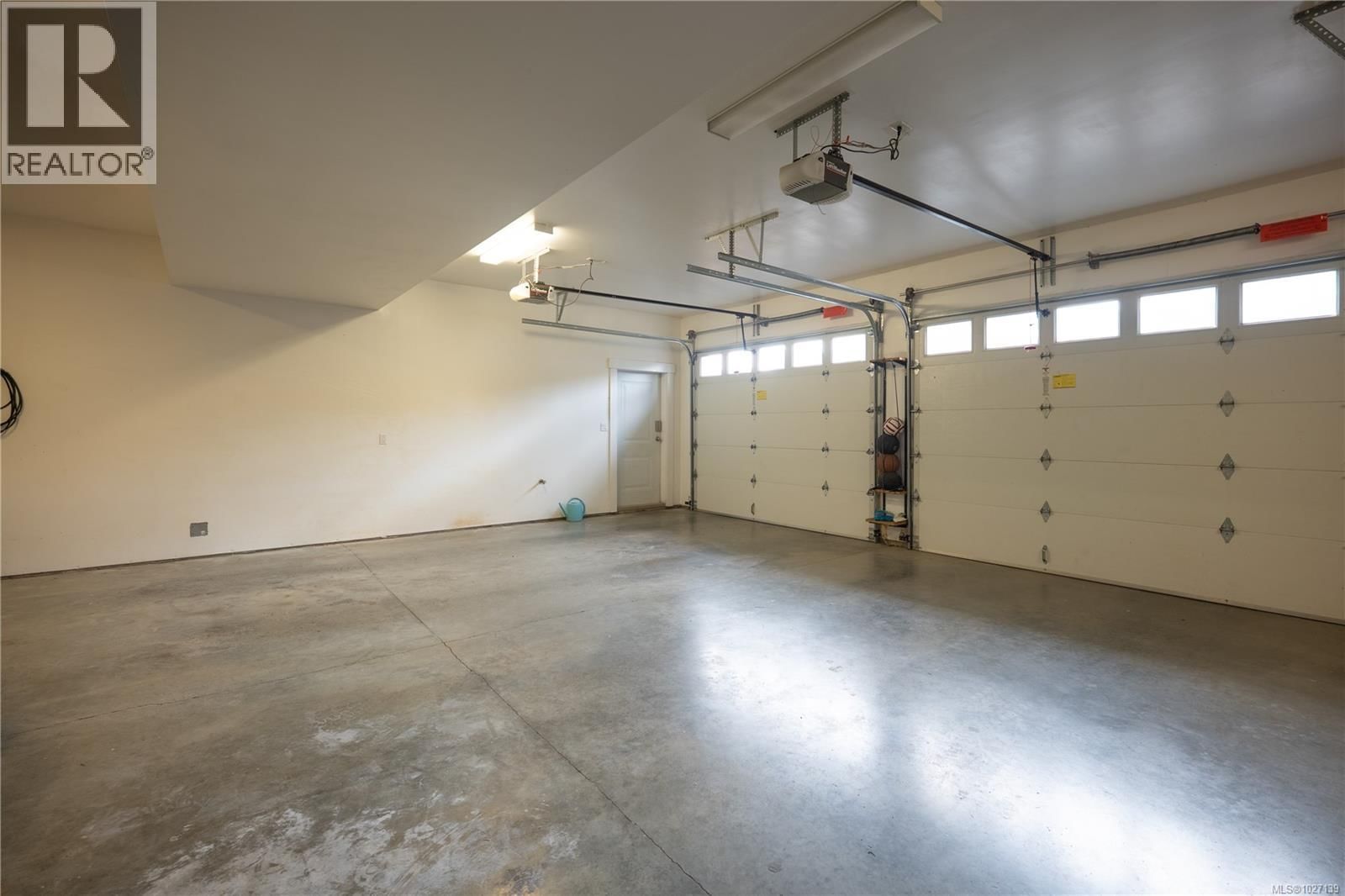 1674 TRUMPETER CRESCENT Image 33