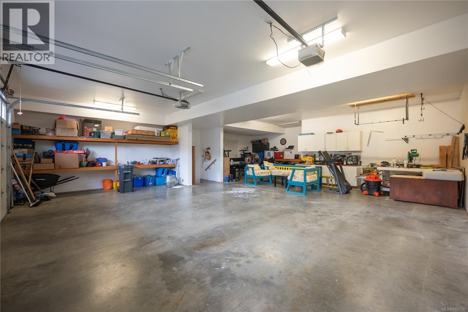 1674 TRUMPETER CRESCENT Image 34