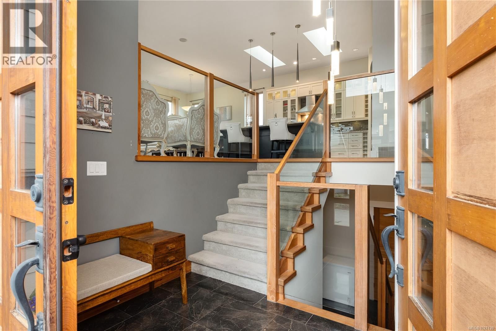 1674 TRUMPETER CRESCENT Image 6