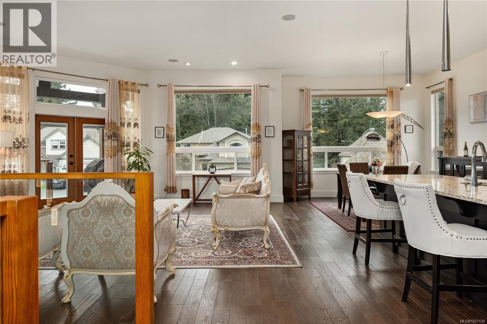 1674 TRUMPETER CRESCENT Image 8