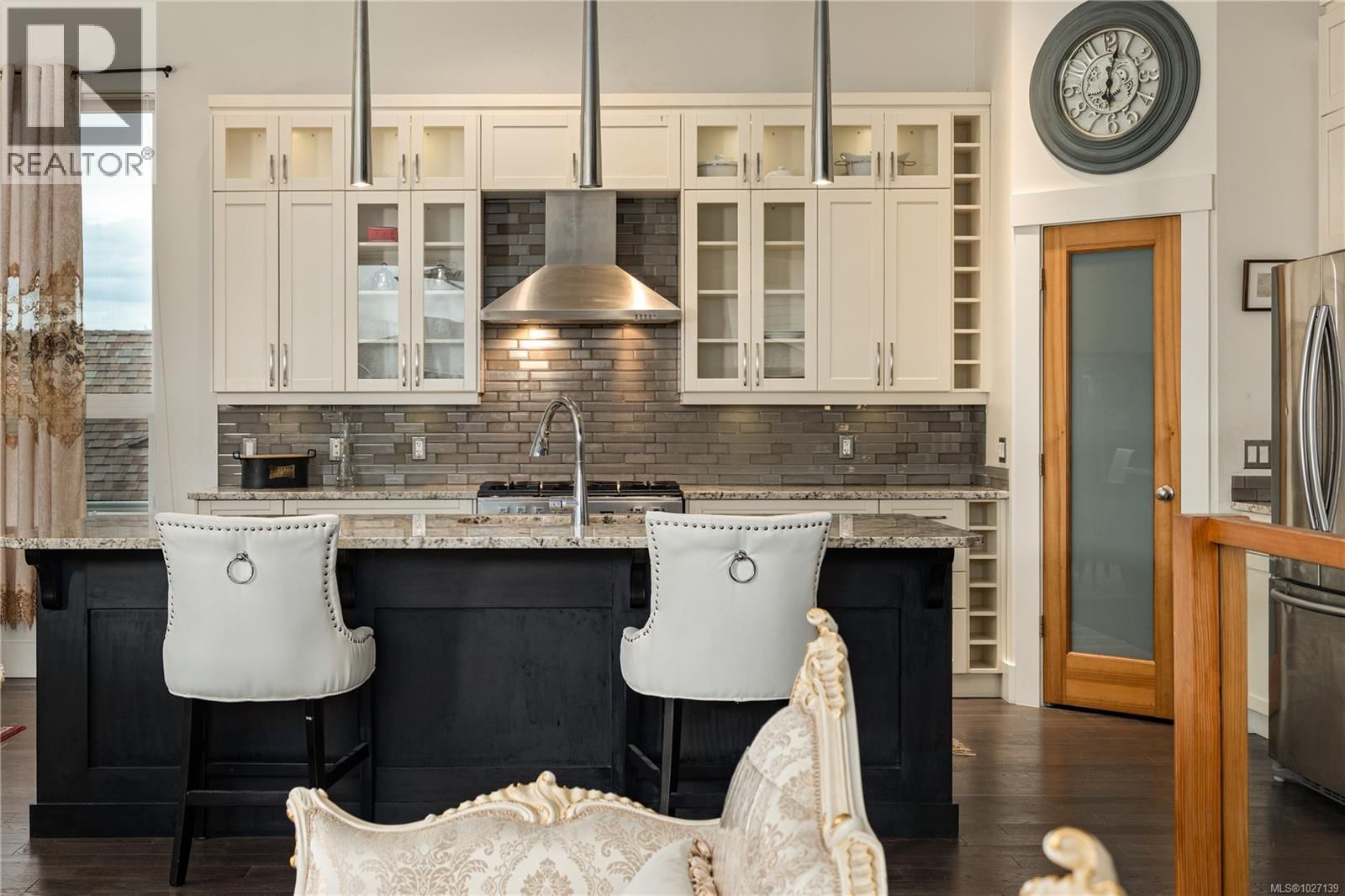 1674 TRUMPETER CRESCENT Image 9