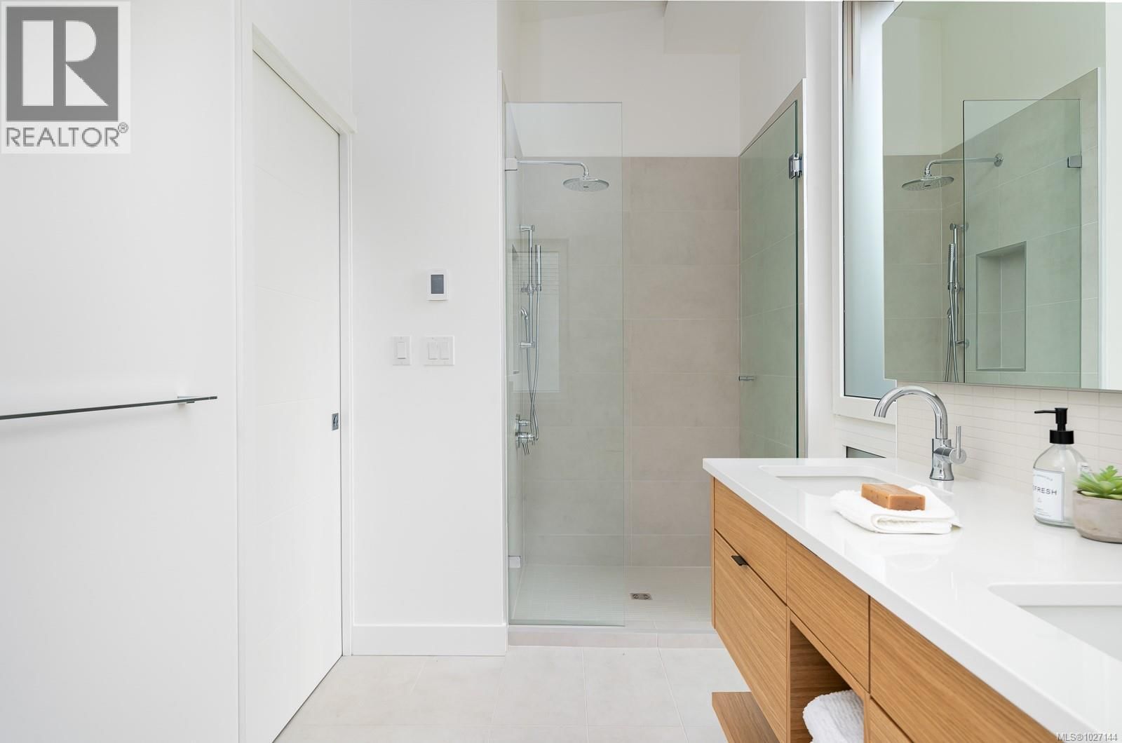 3 - 1417 MAY STREET Image 17