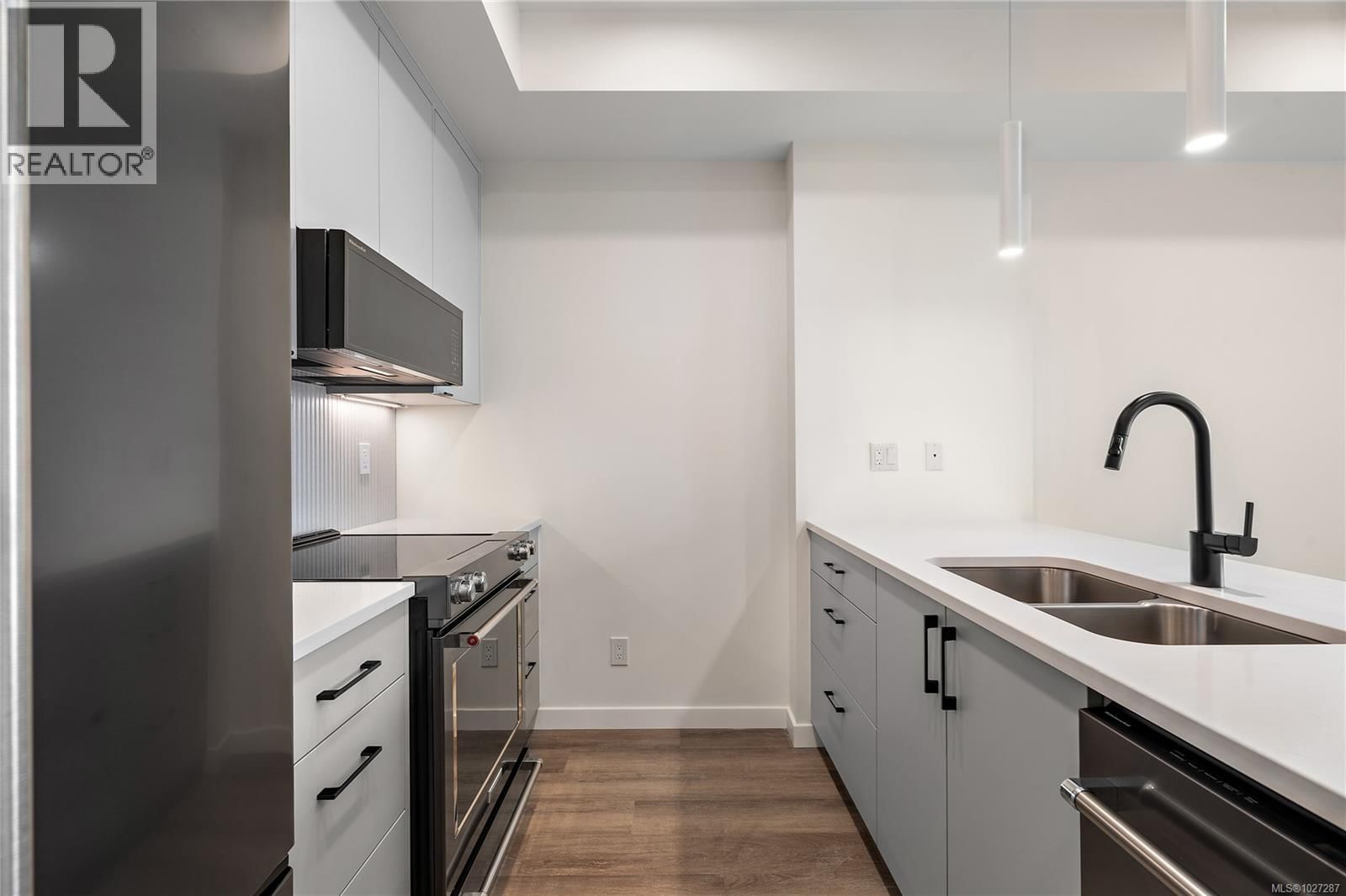 404 1102 Esquimalt Road property photo