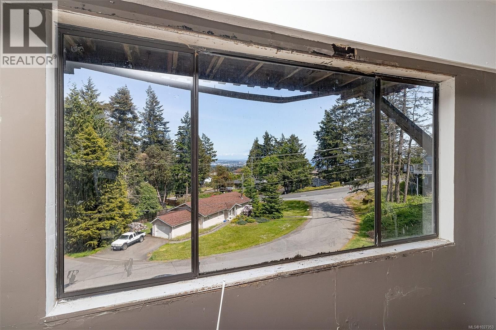 3351 BETULA PLACE Image 14