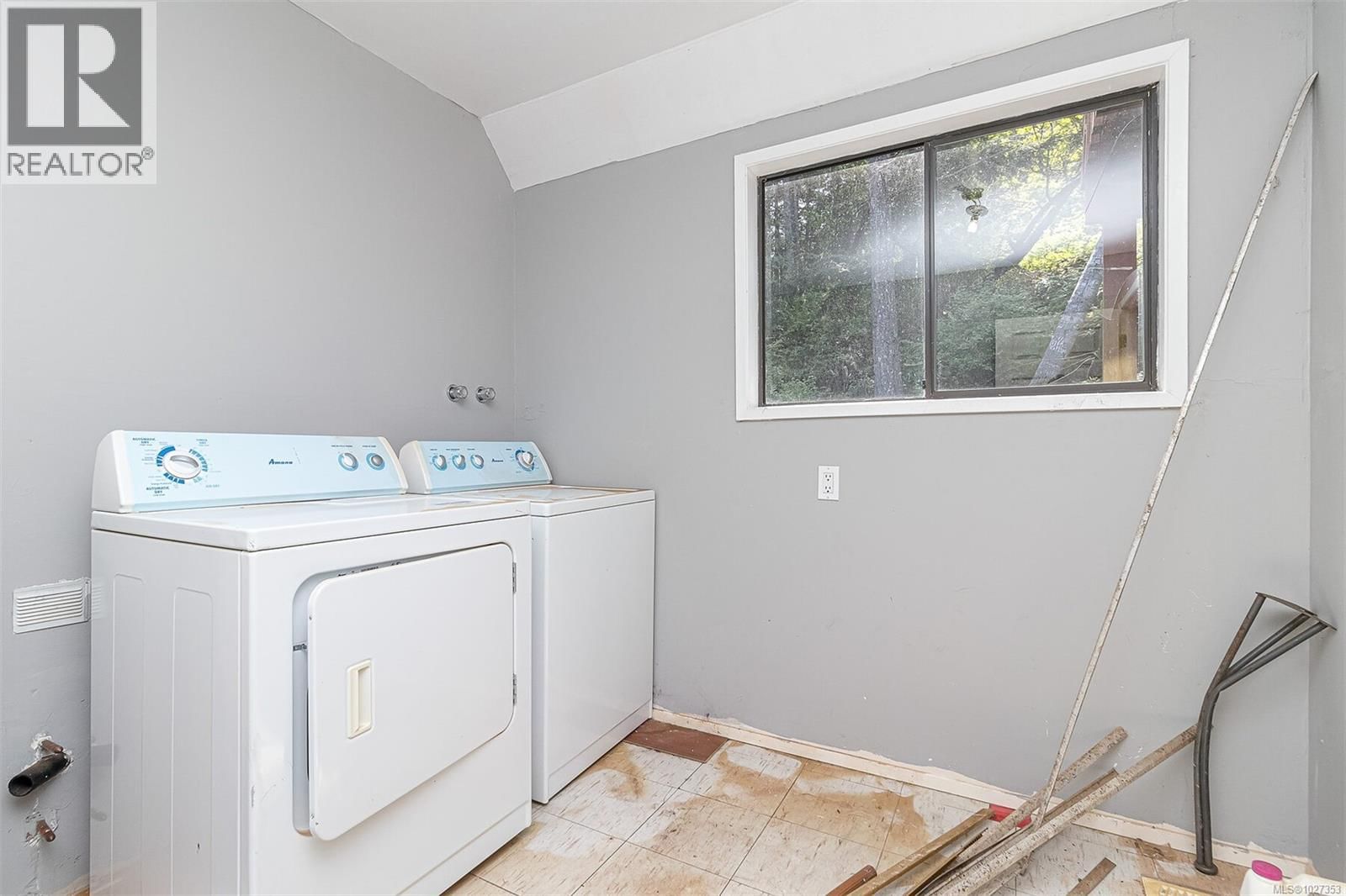 3351 BETULA PLACE Image 15