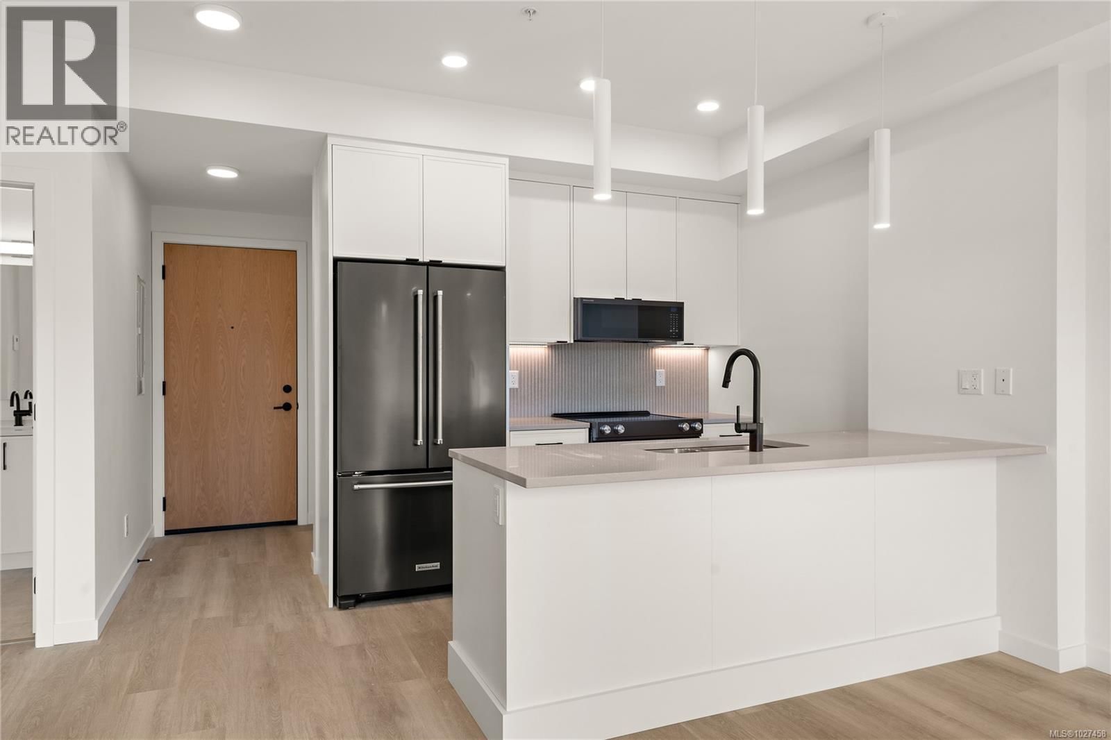409 1102 Esquimalt Road