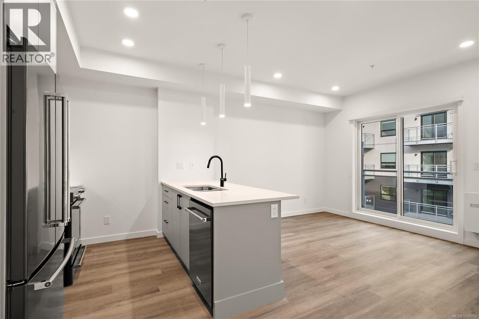 409 1102 Esquimalt Road property photo