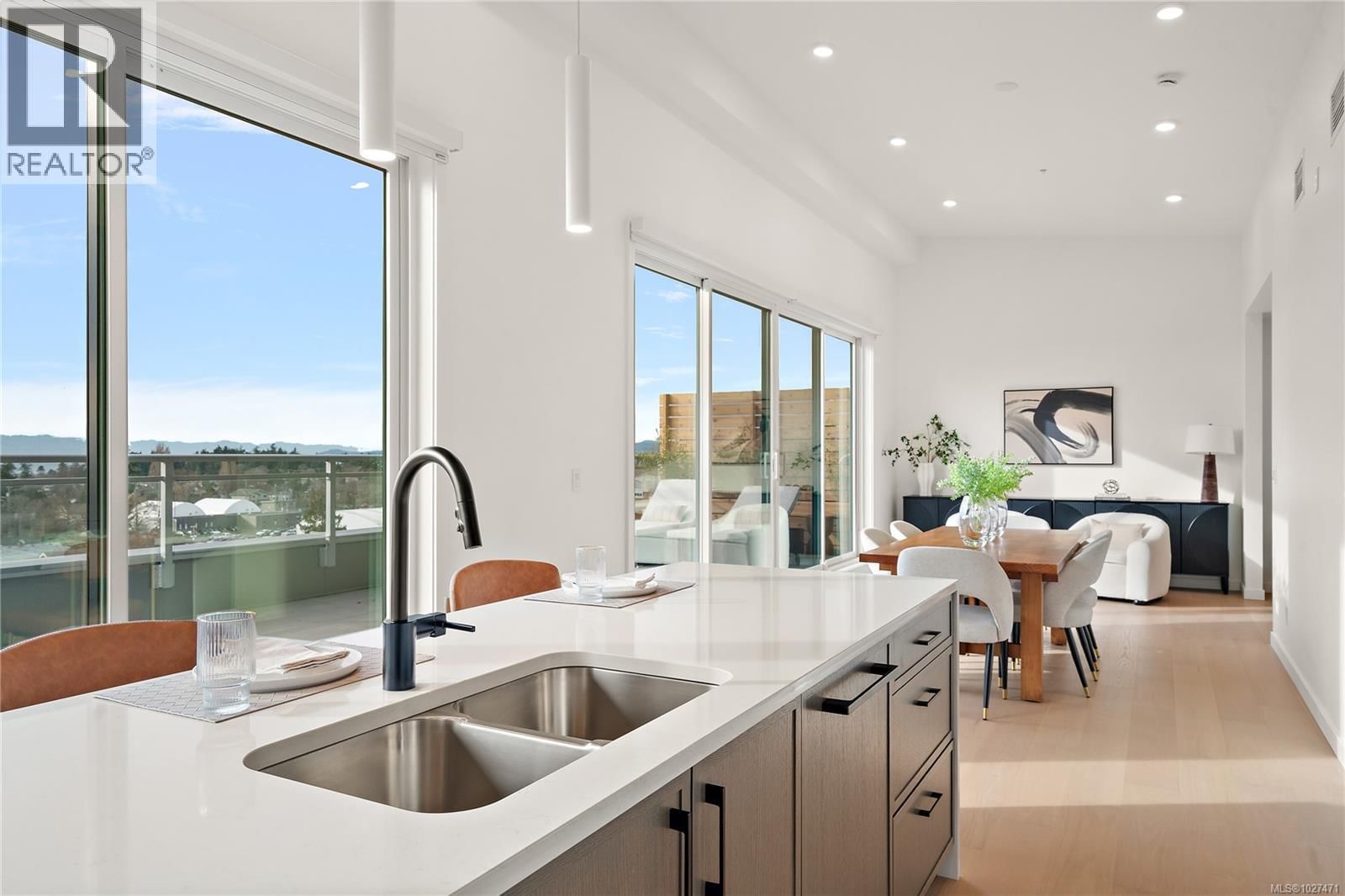 502 1102 Esquimalt Road property photo