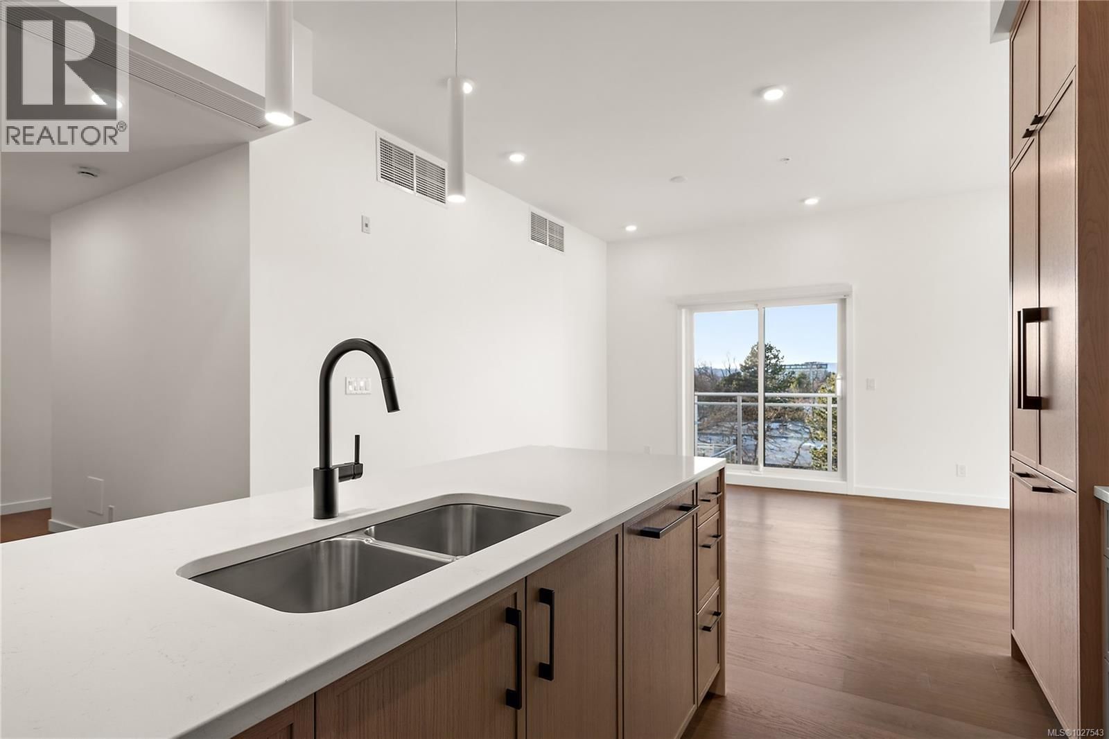 503 1102 Esquimalt Road property photo