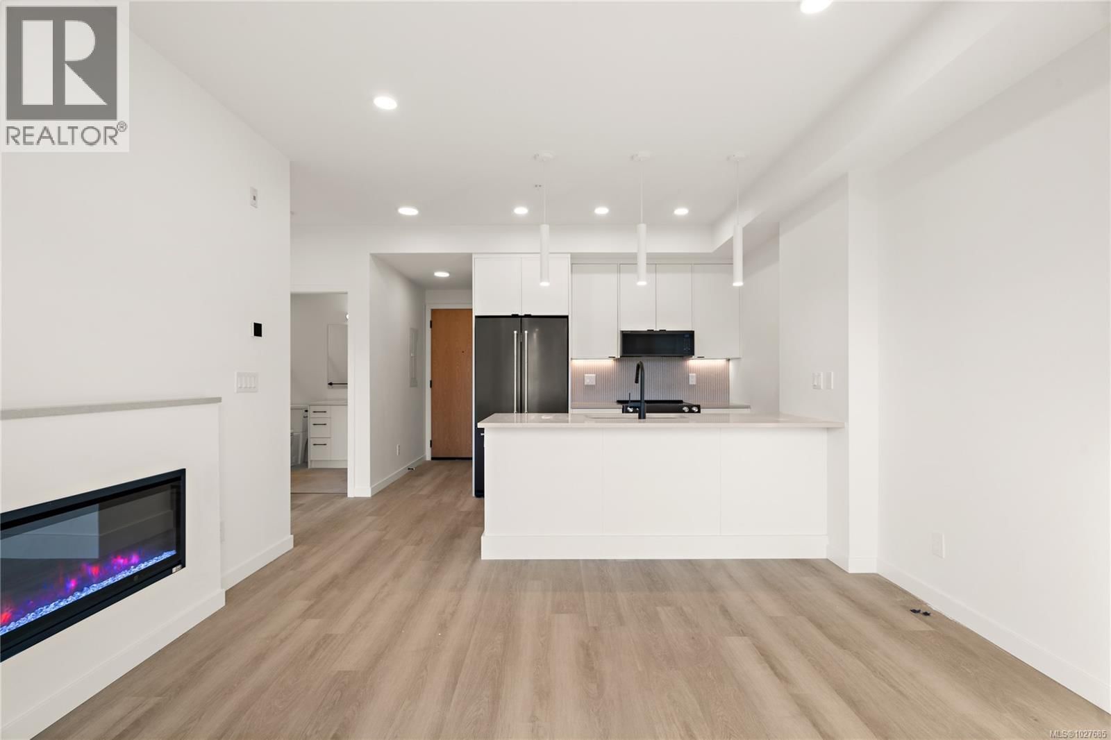 412 1102 Esquimalt Road property photo
