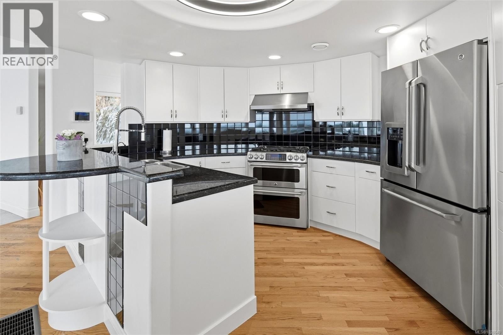 3392 HAIDA DRIVE Image 15