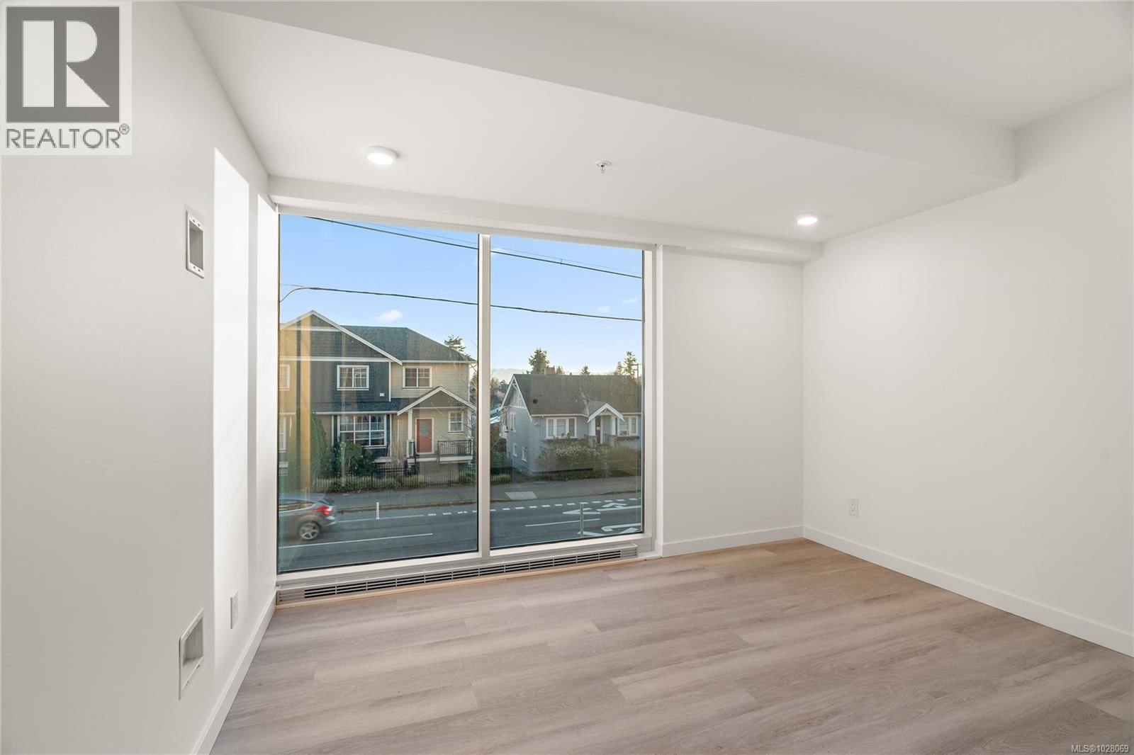 TH4 - 1102 ESQUIMALT ROAD Image 12