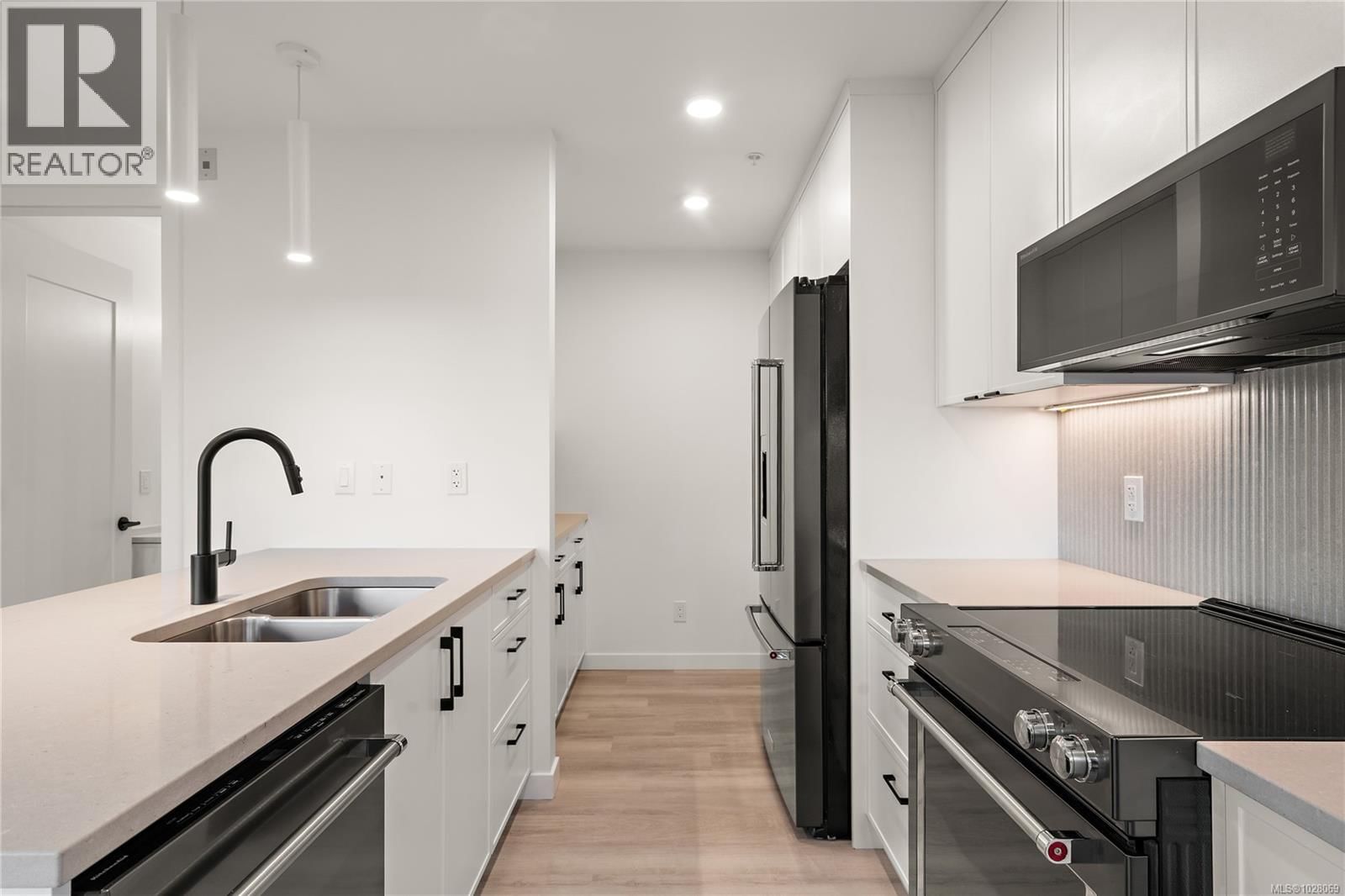 TH4 1102 Esquimalt Road property photo
