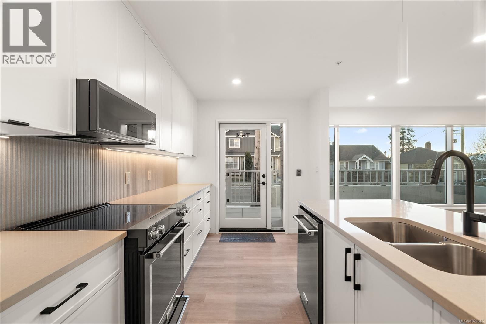 TH4 1102 Esquimalt Road property photo