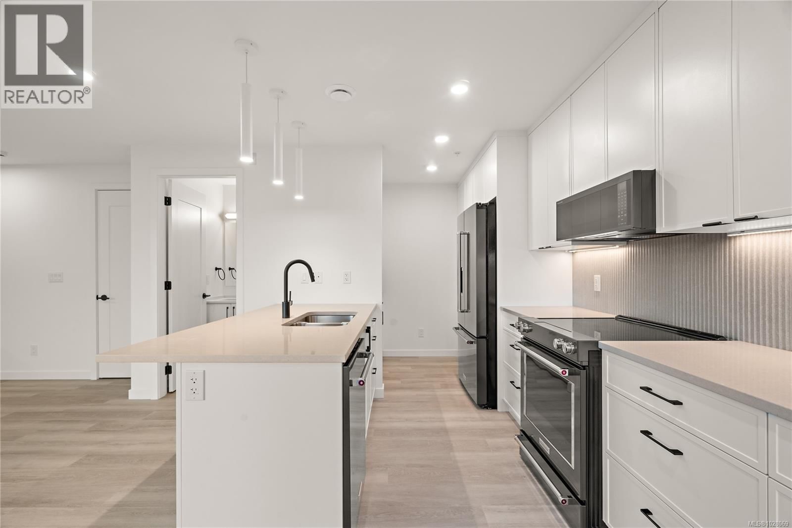 TH4 1102 Esquimalt Road property photo