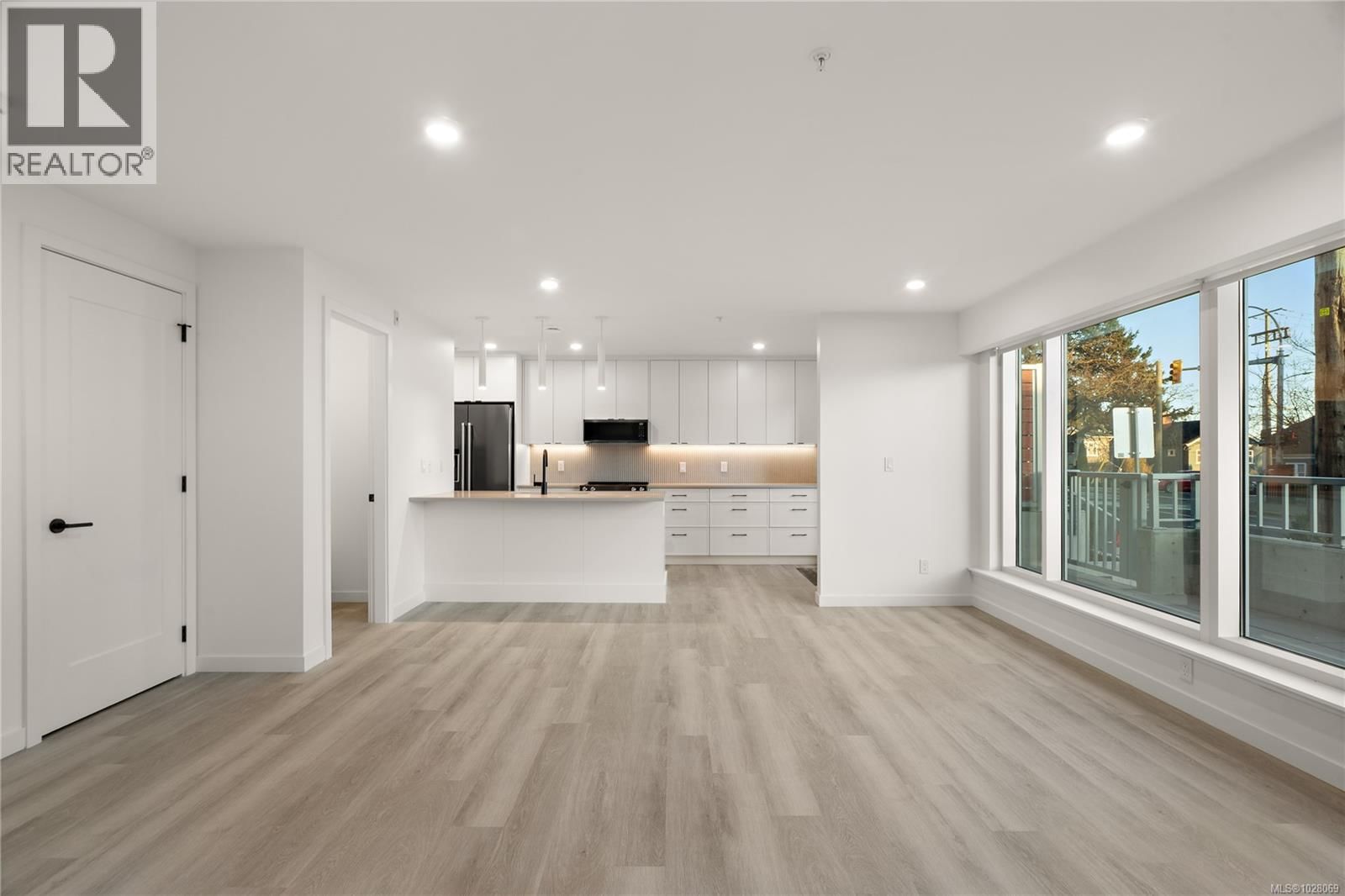 TH4 1102 Esquimalt Road property photo