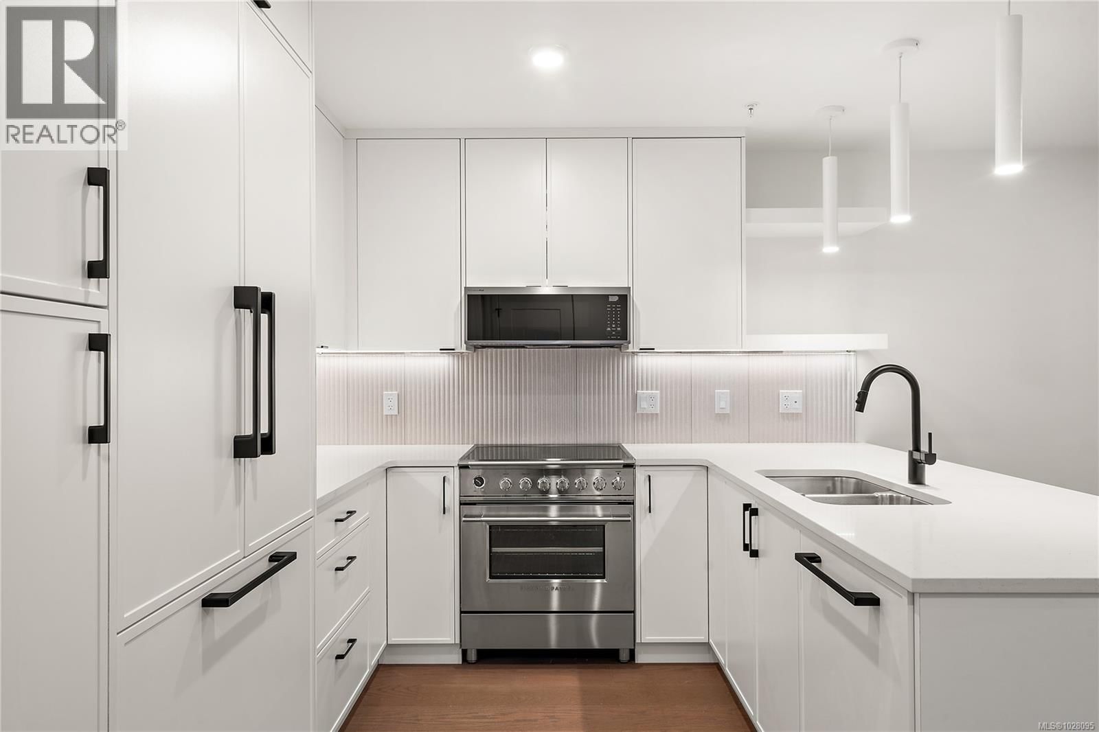 TH2 1102 Esquimalt Road