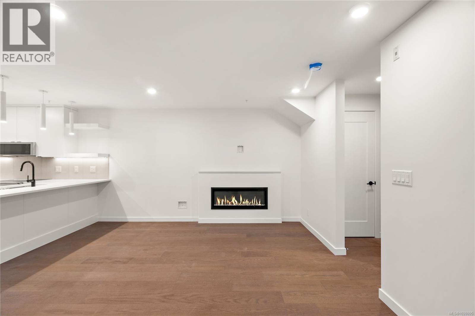 TH2 1102 Esquimalt Road property photo
