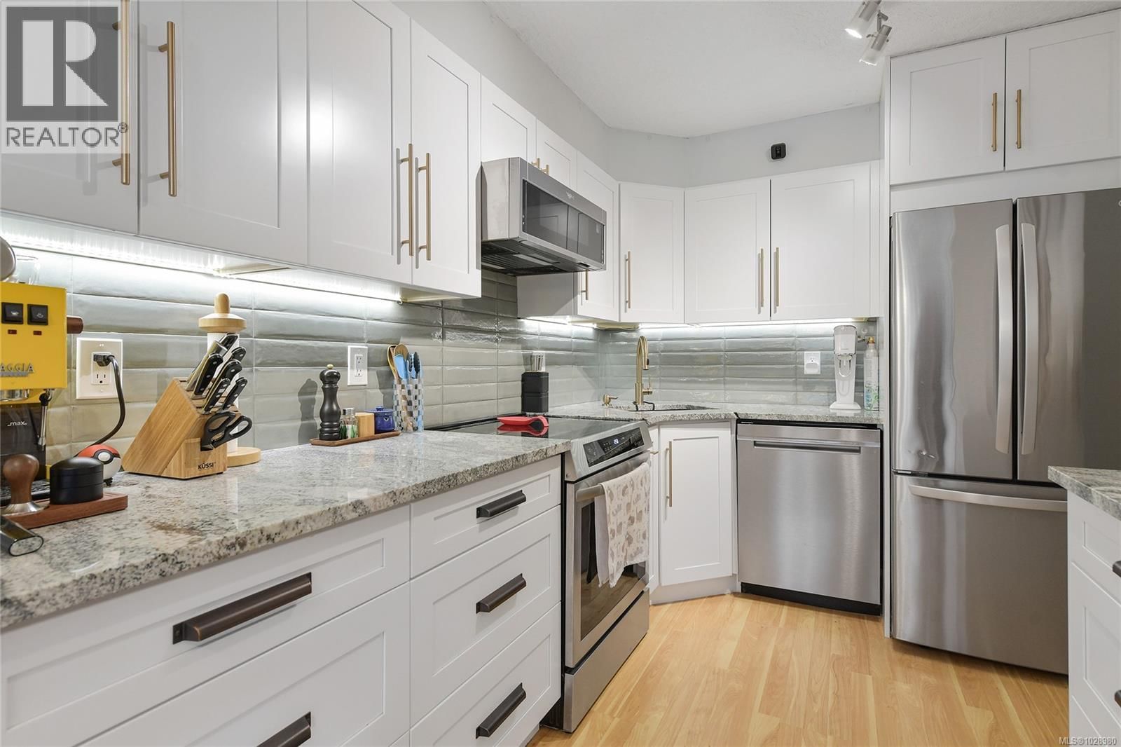 102 383 Wale Road property photo