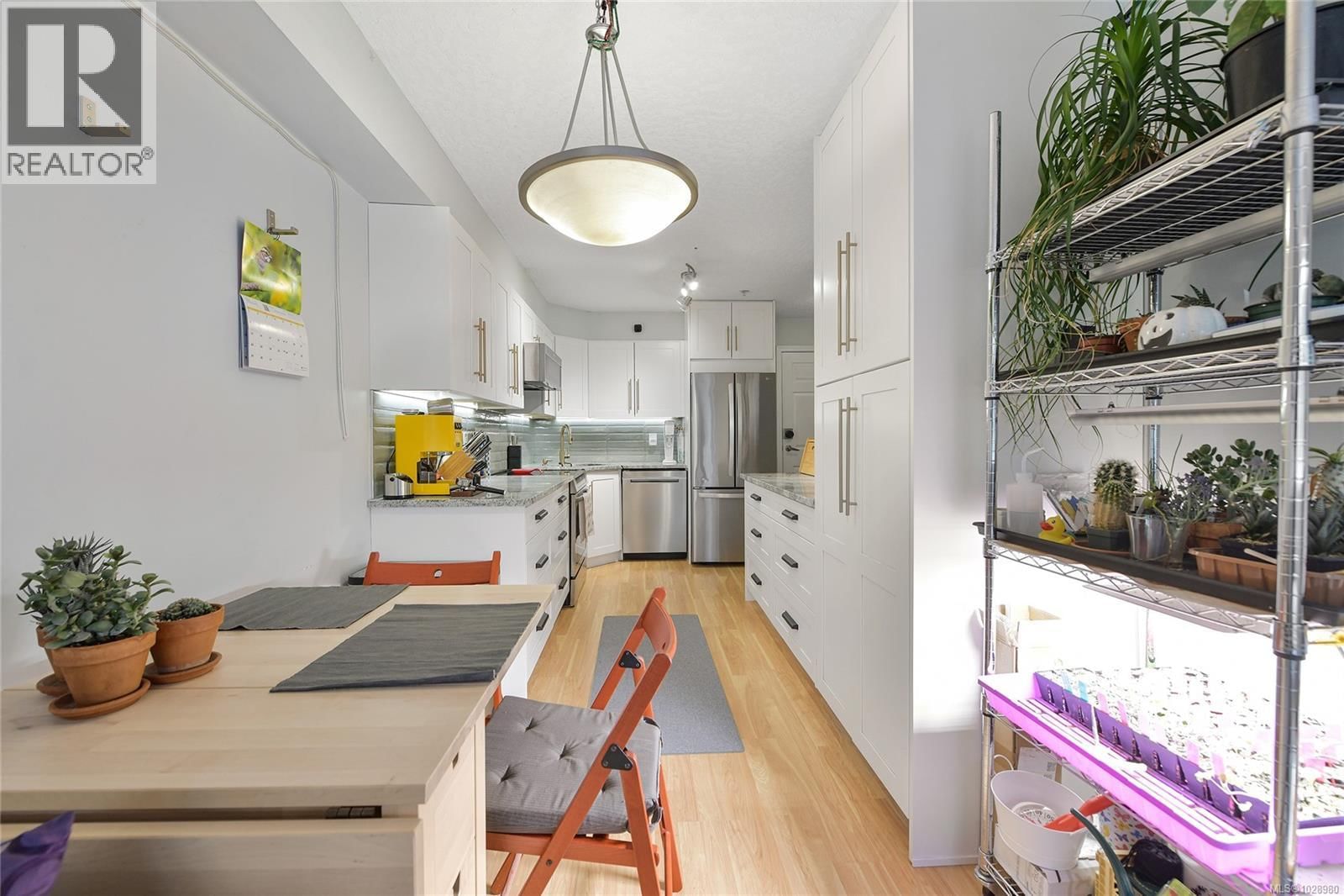 102 383 Wale Road property photo