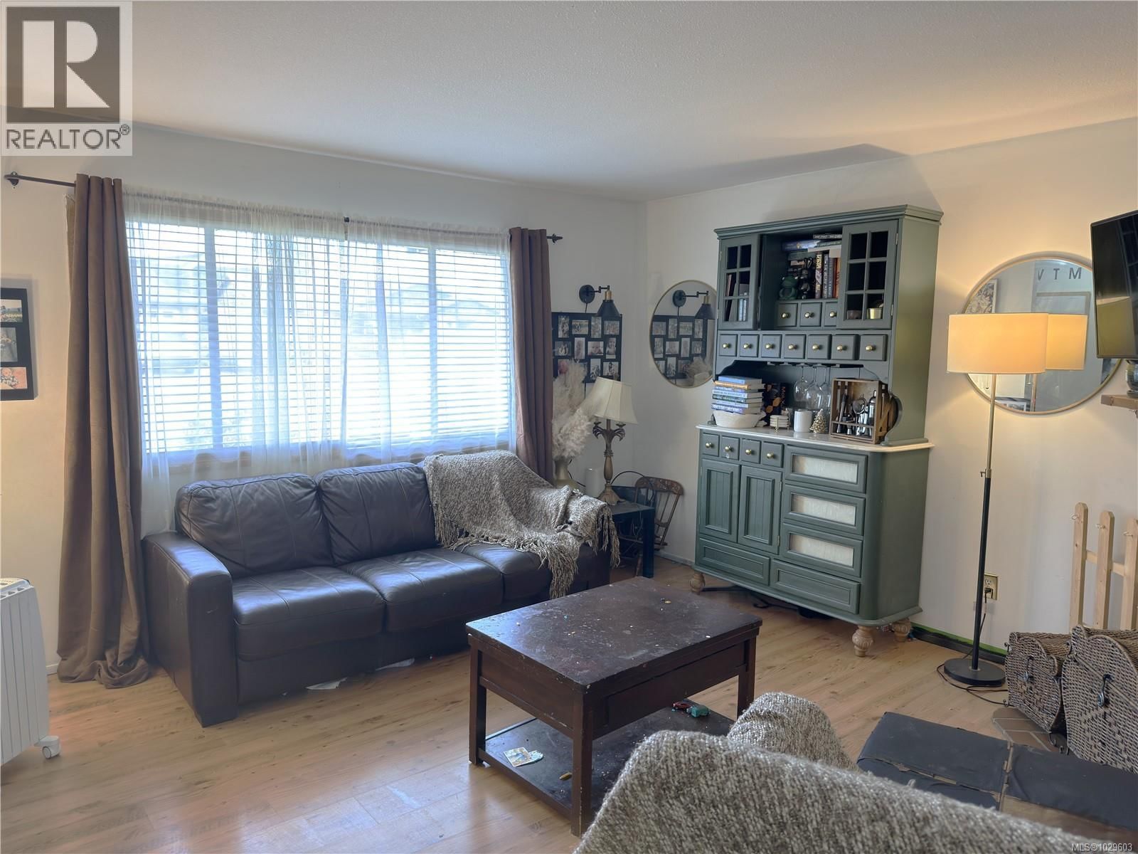 693 Wedgewood Crescent property photo
