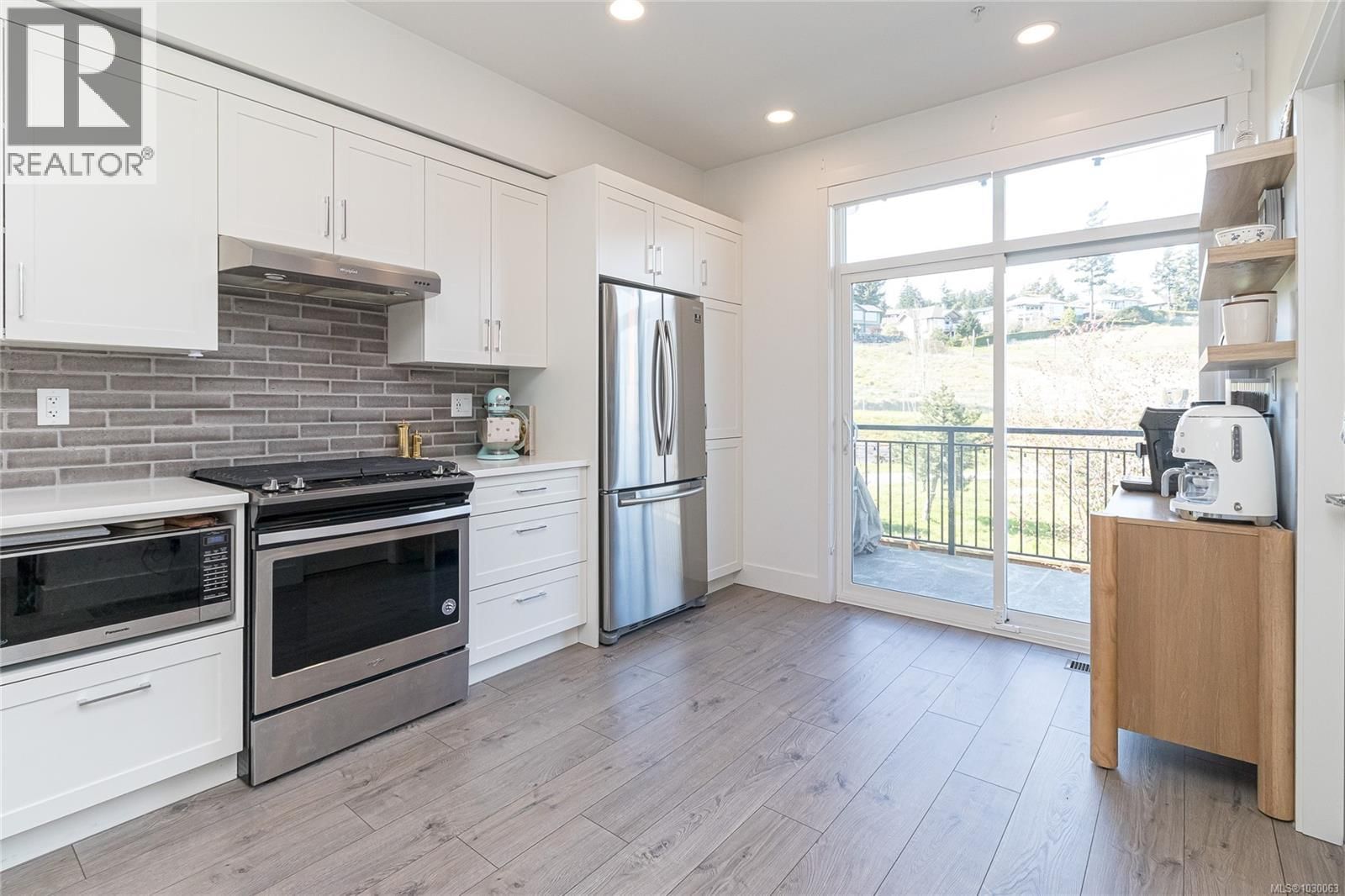 18 - 370 LATORIA BOULEVARD Image 11