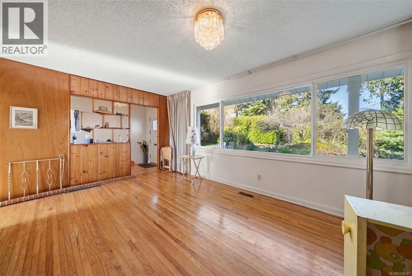 227 SUZANNE PLACE Image 13