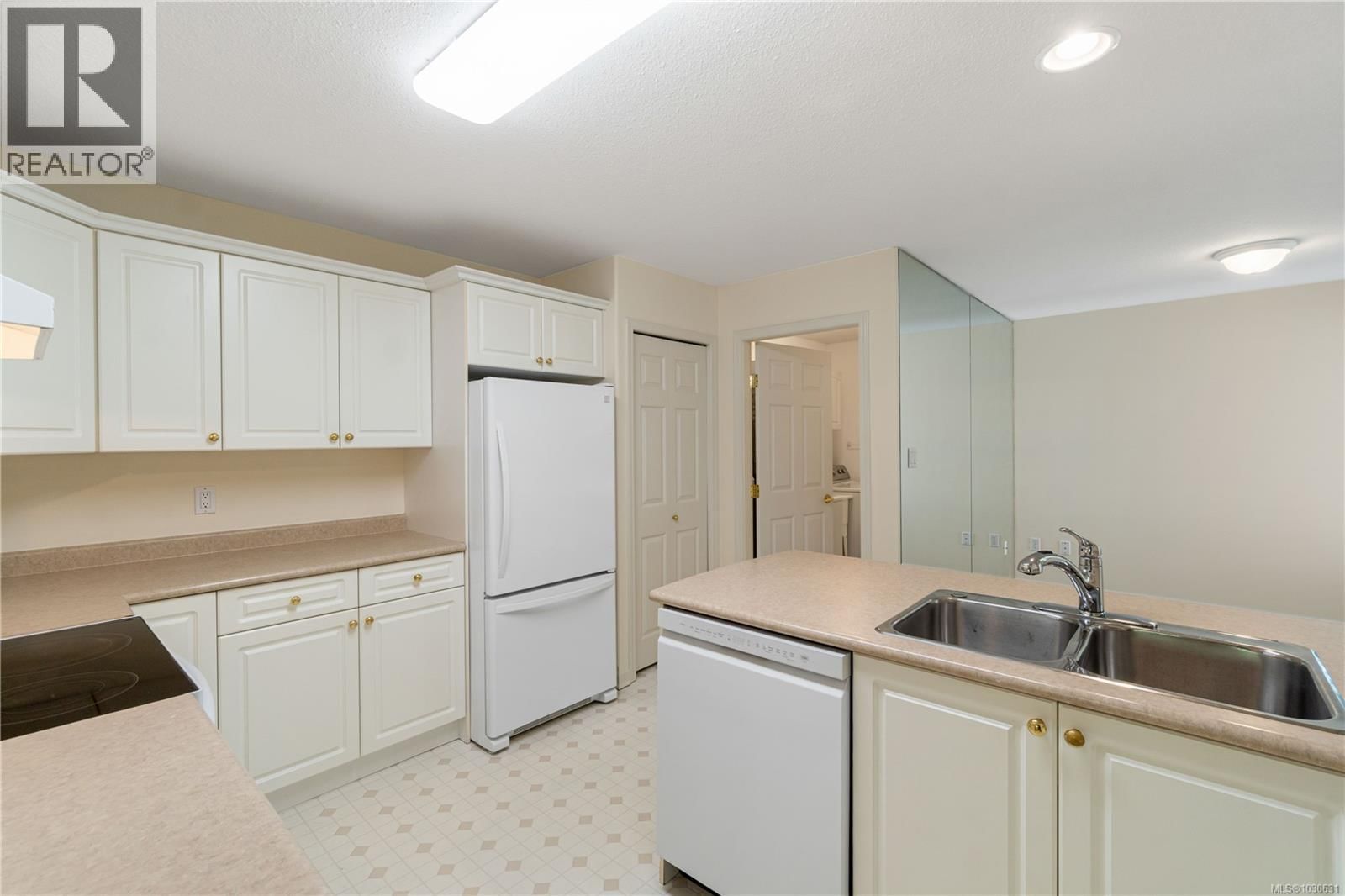 1 - 850 ARBUTUS STREET Image 9