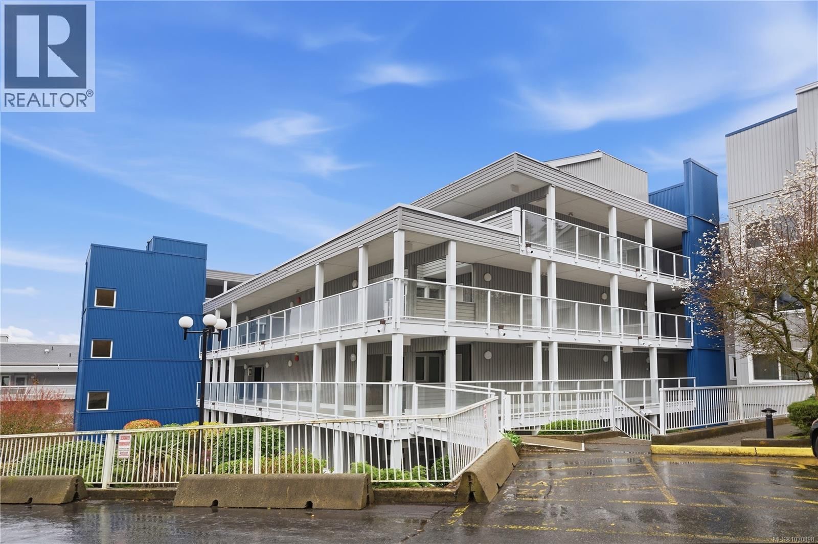 611 2562 Departure Bay Road property photo