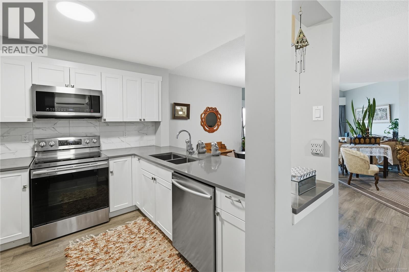 611 2562 Departure Bay Road property photo