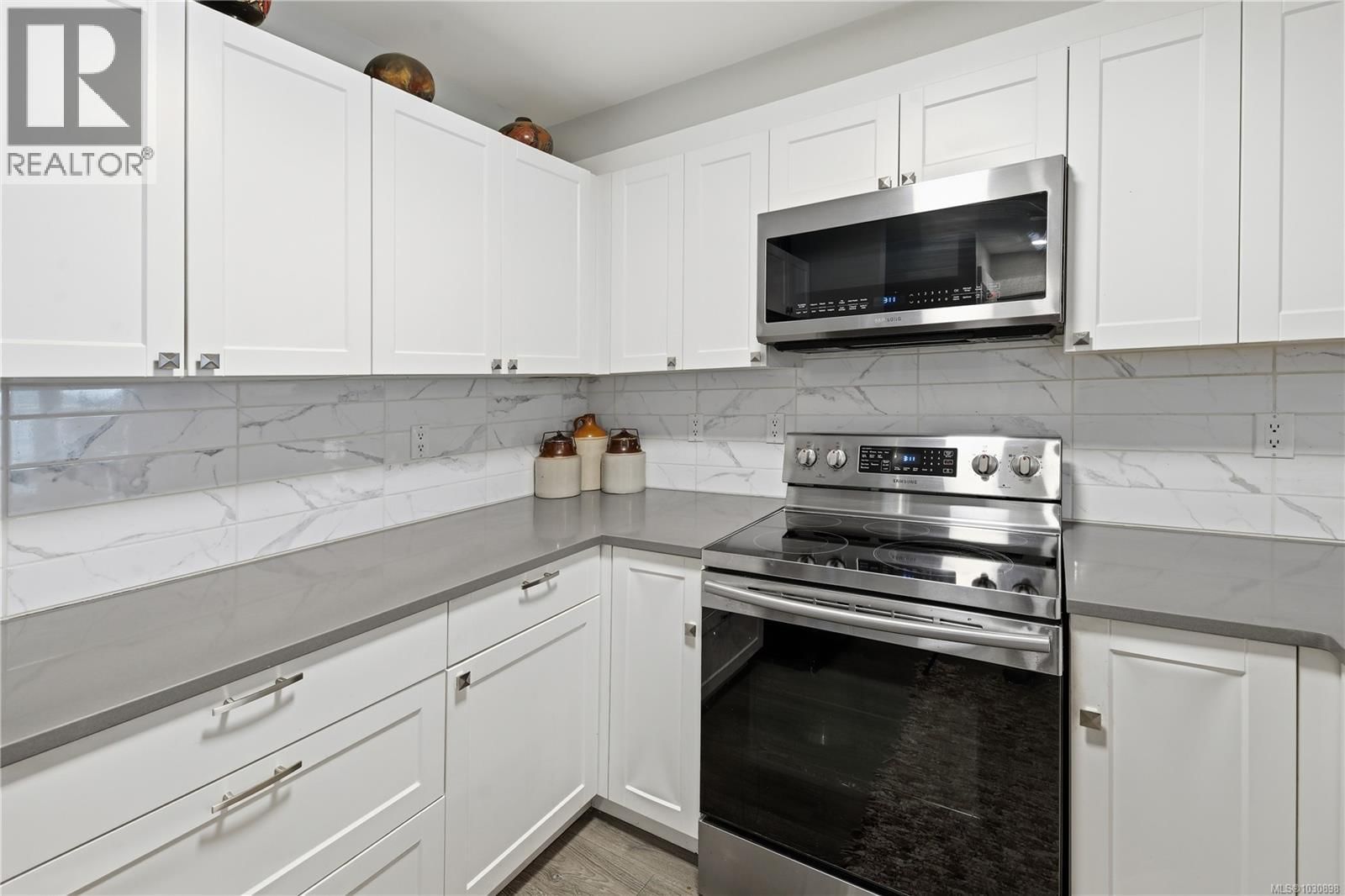611 2562 Departure Bay Road property photo