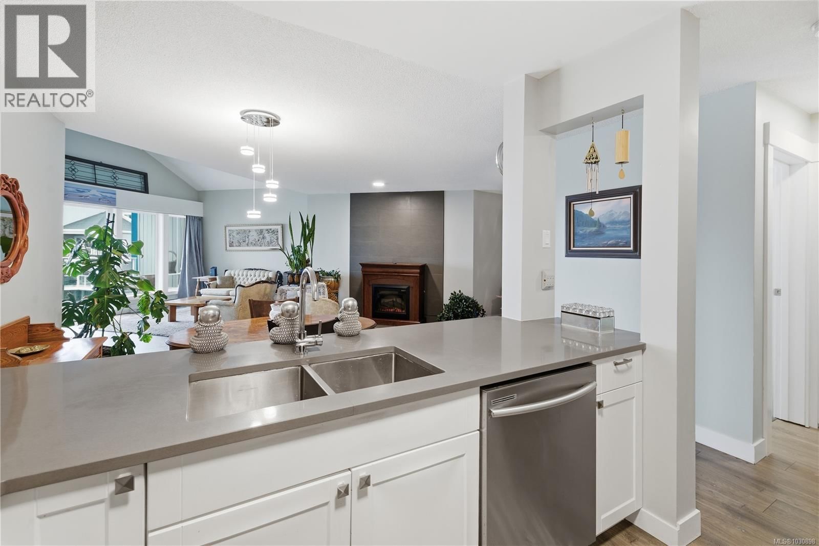 611 2562 Departure Bay Road property photo