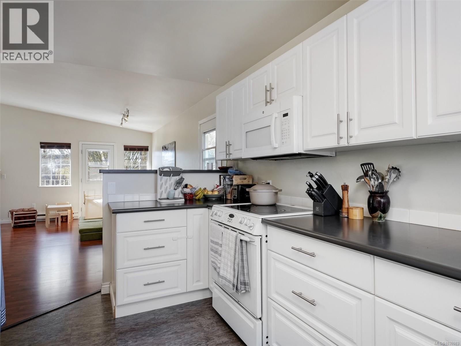 621 PINE STREET Image 9