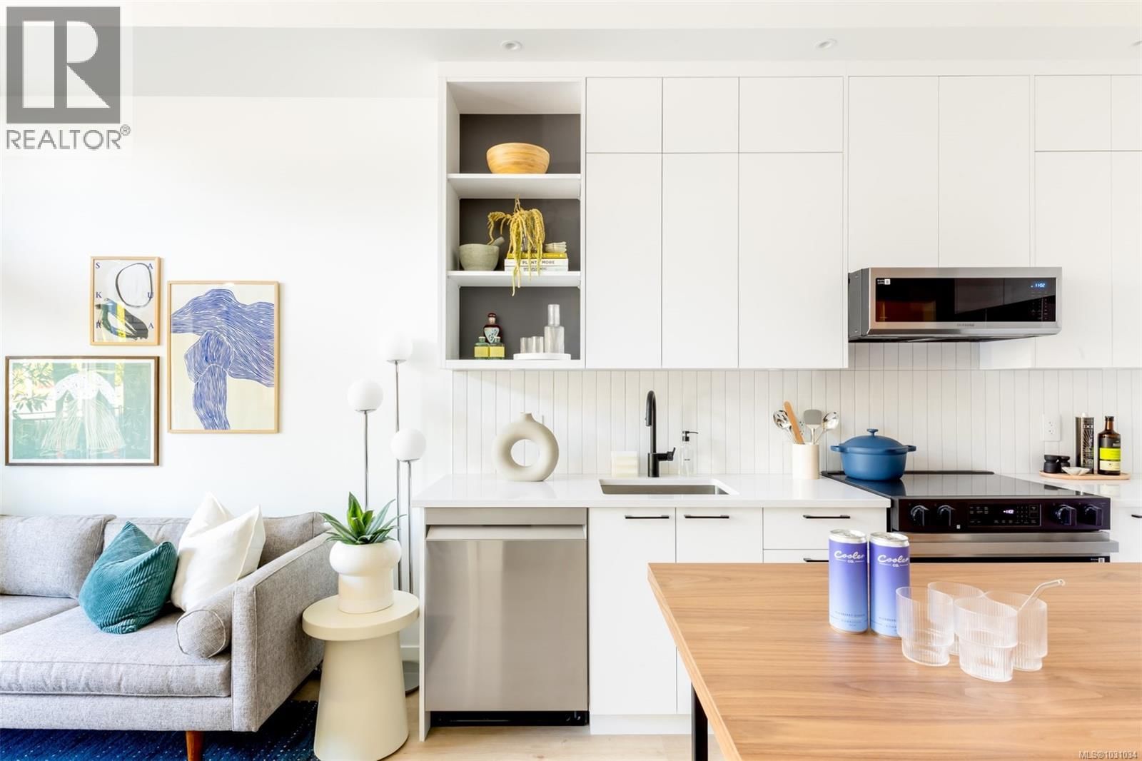 201 - 1075 TILLICUM ROAD Image 3